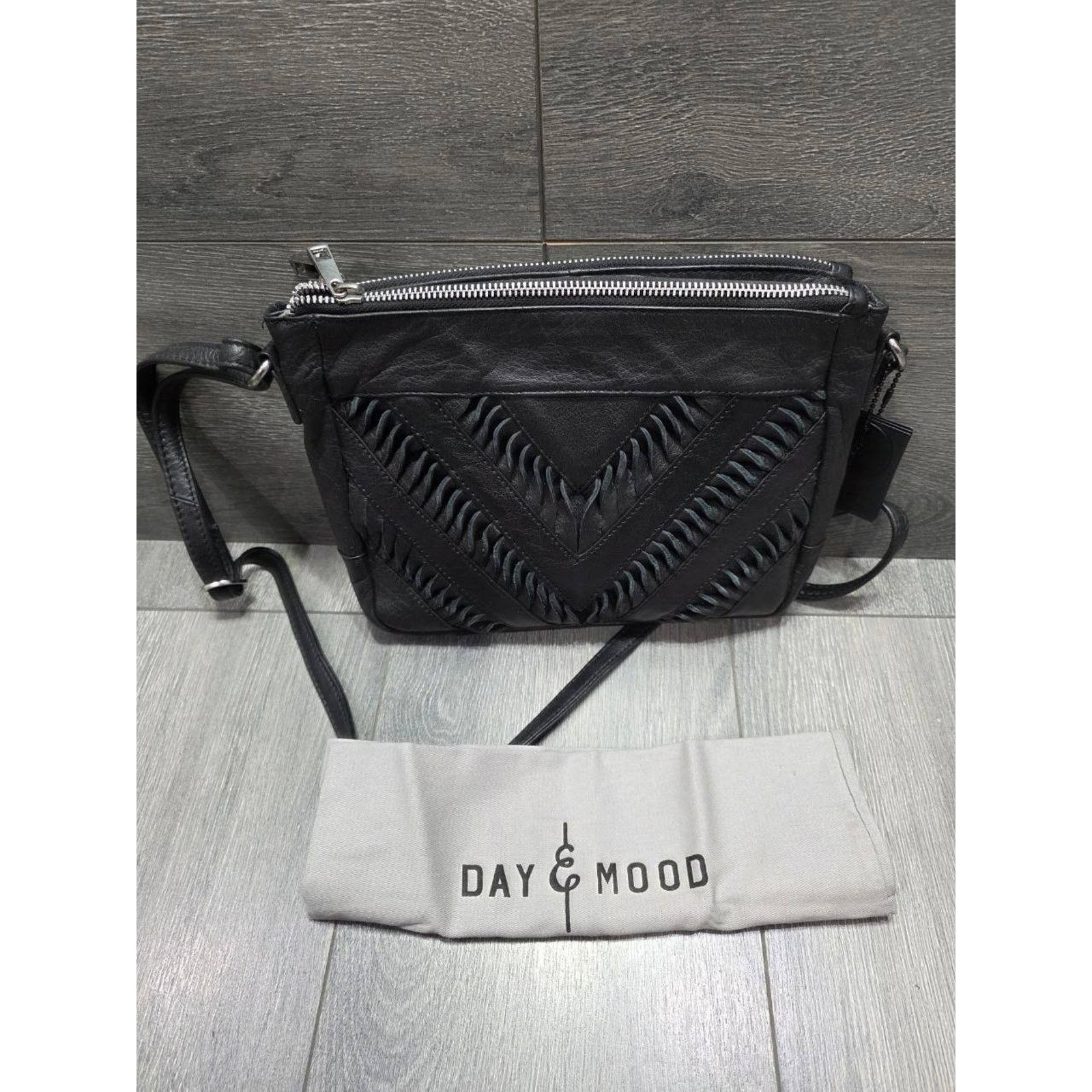 & Other Stories Day & Mood Fonda Small Crossbody Bag Black Leather B000468 Size ONE SIZE - 9 Thumbnail