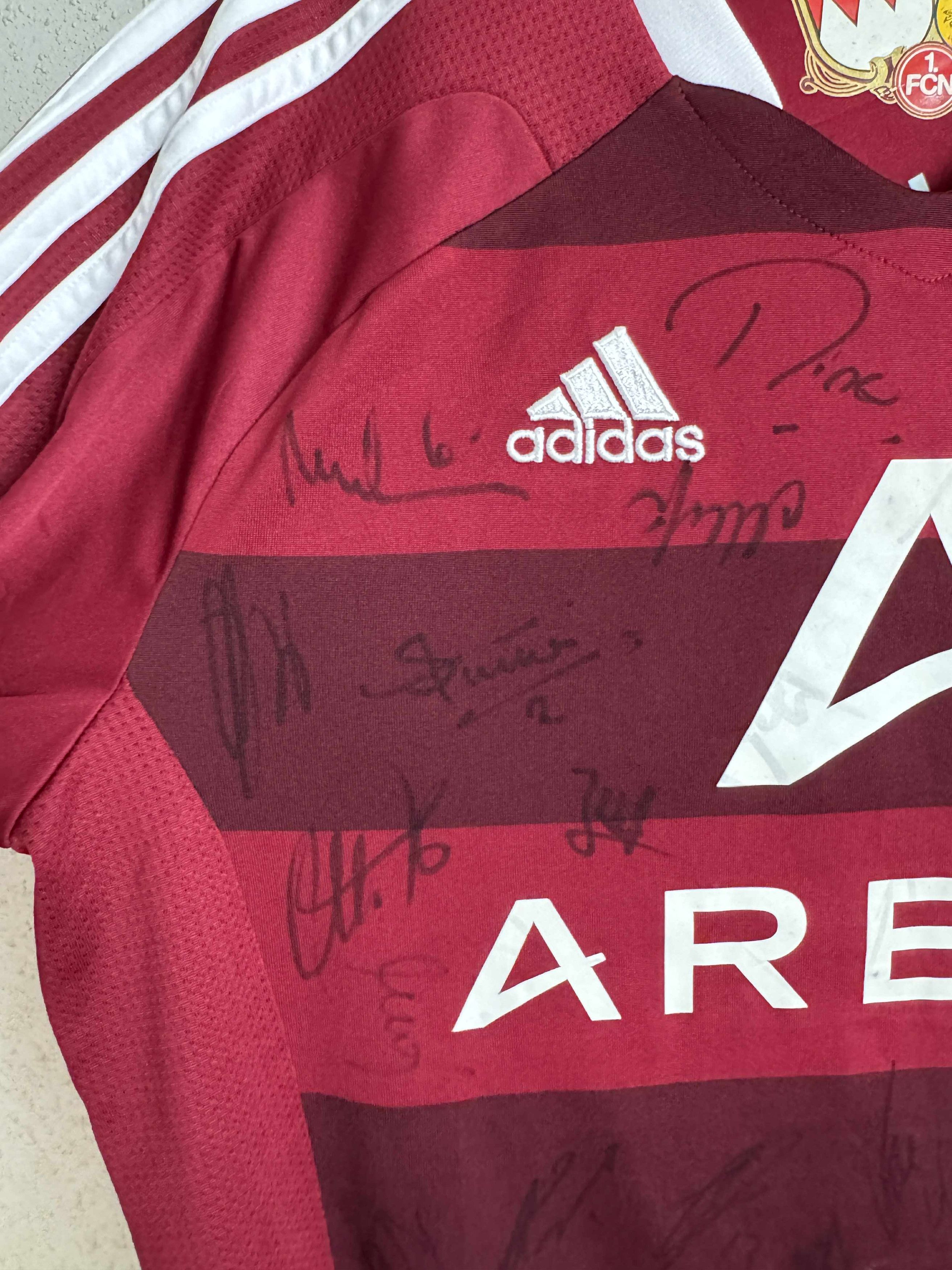 Vintage FC Nurnberg 2011/12 Home Shirt Signed All squad Size US S / EU 44-46 / 1 - 7 Thumbnail