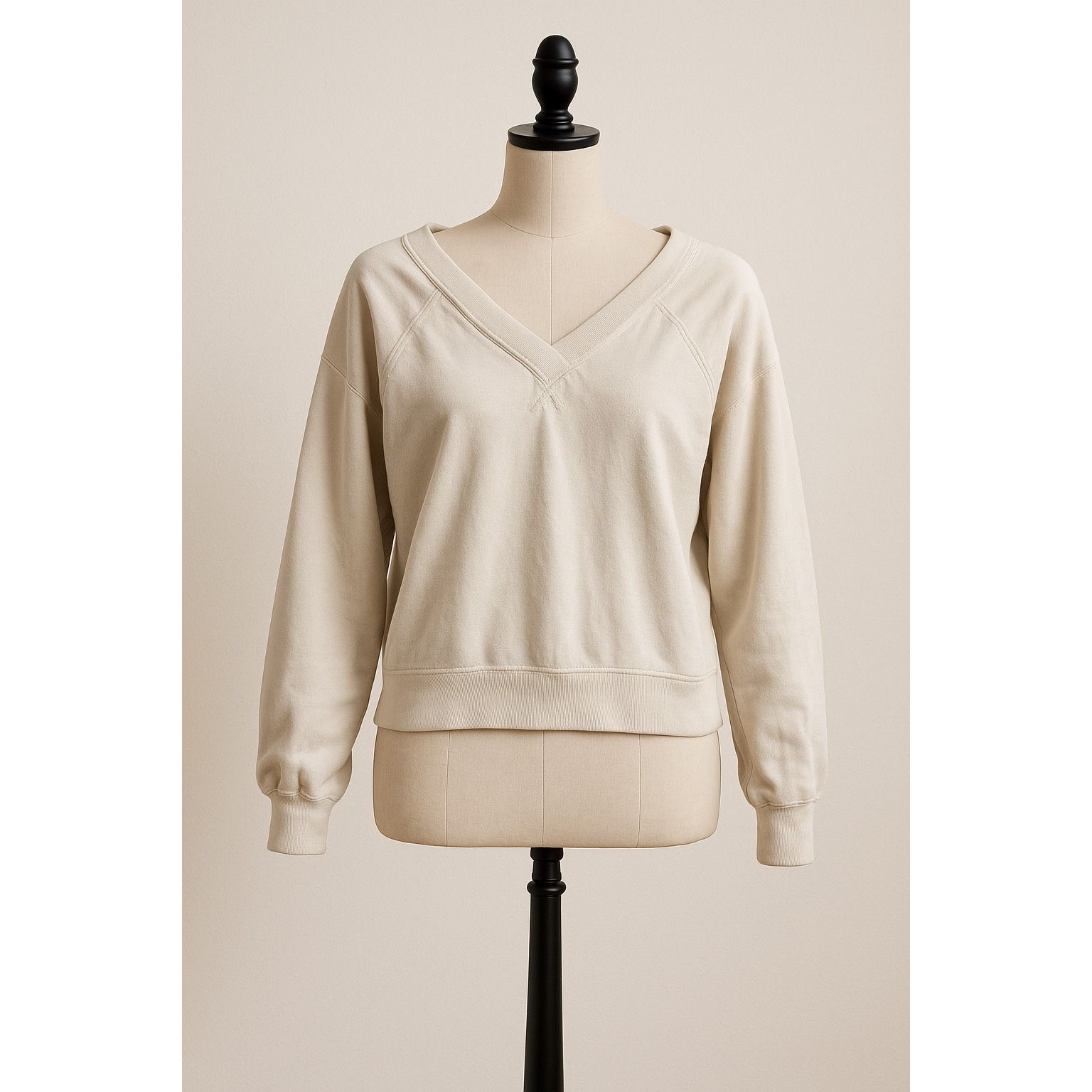 Other Universal Thread White V-Neck Sweatshirt Pullover Women’s Size XS Long Sleeve Size XS / US 0-2 / IT 36-38 - 1 Thumbnail