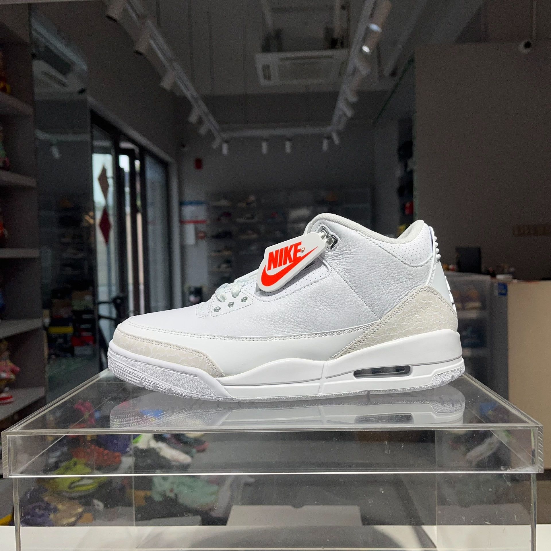 Jordan Brand Jordan Brand AIR JORDAN White Lowtop Sneakers 10 Men Size US 10 / EU 43 - 1 Thumbnail