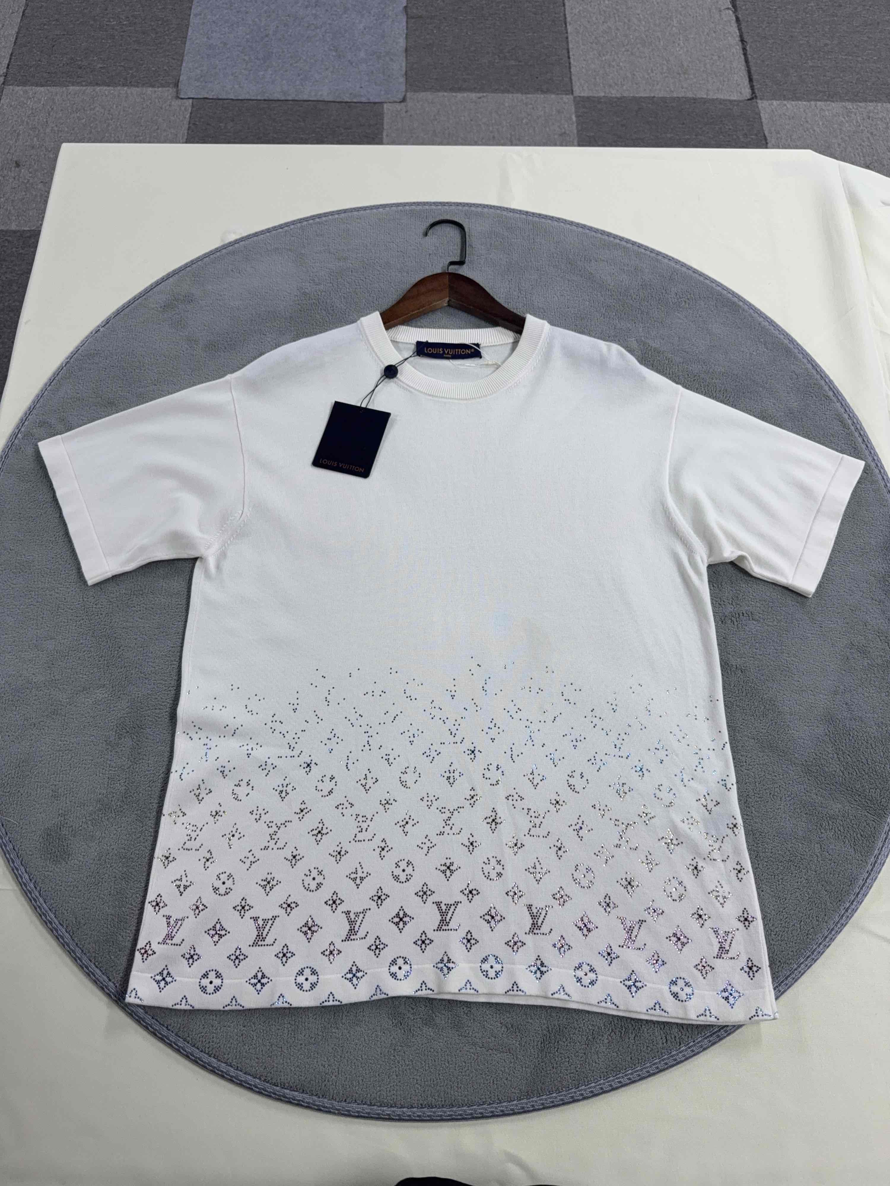 Louis Vuitton Louis Vuitton Monogram Short Sleeve T-Shirt White Size S Size US S / EU 44-46 / 1 - 1 Thumbnail