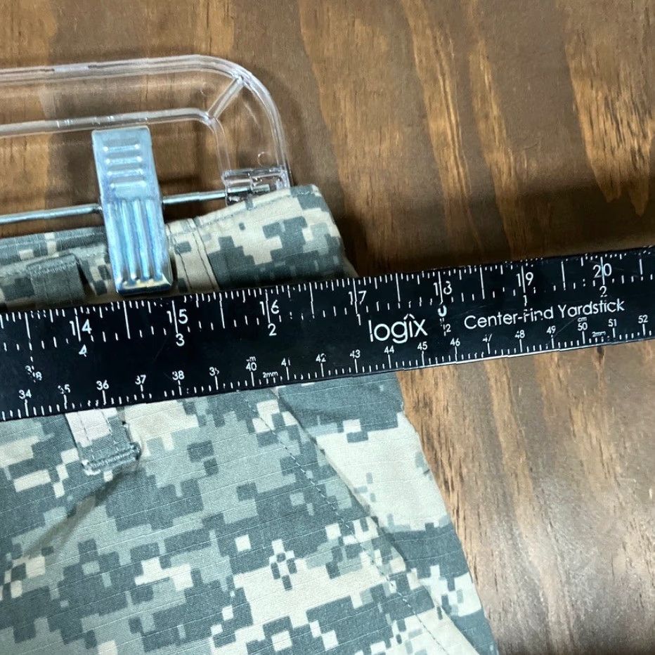 Vintage VINTAGE Army ACU Digital Camo Combat Pants Green Camo Uniform Medium Short Unisex Pants M Green 2000s 90s? Size US 31 - 7 Thumbnail