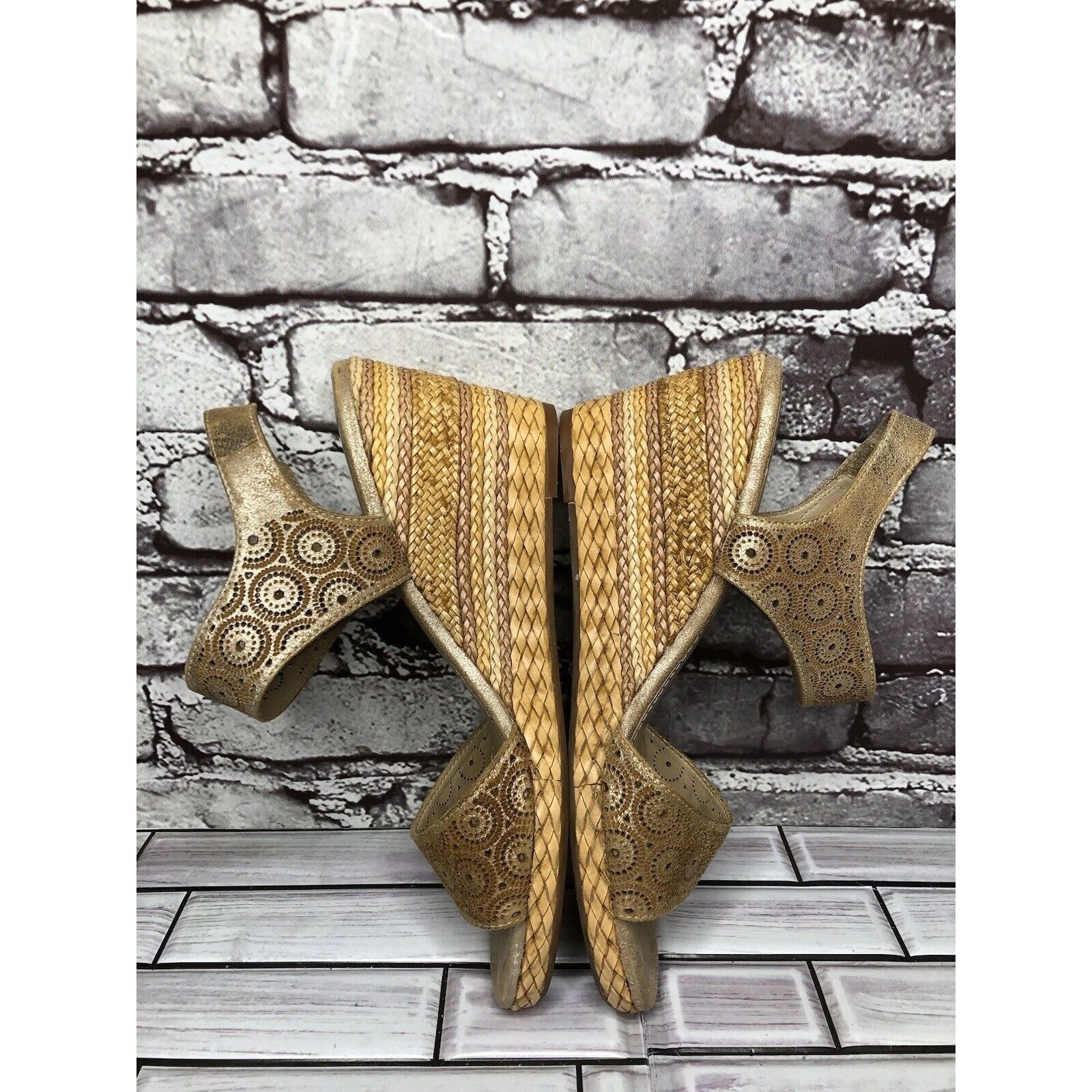 Johnston & Murphy Johnston & Murphy Georgiana Metallic Gold Leather Wedge Stra Size US 9.5 / IT 39.5 - 10 Thumbnail