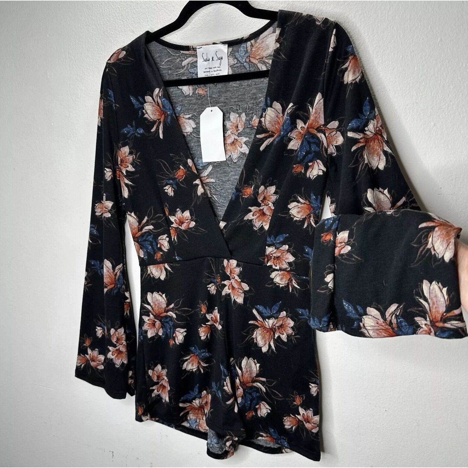 Other NWT Sadie & Sage Black Floral Long Sleeve Deep-V Romper S Size 26" / US 2 / IT 38 - 1 Thumbnail