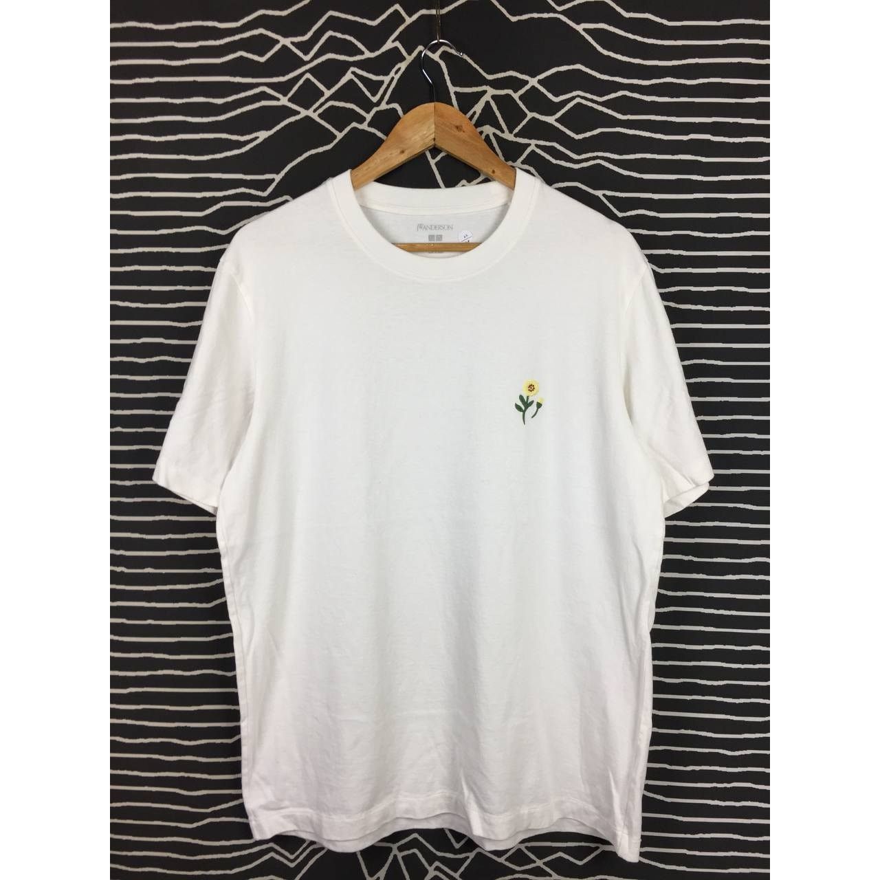 JW Anderson × Uniqlo JW Anderson X Uniqlo Flower Embroidered Logo Tee Size US L / EU 52-54 / 3 - 1 Thumbnail
