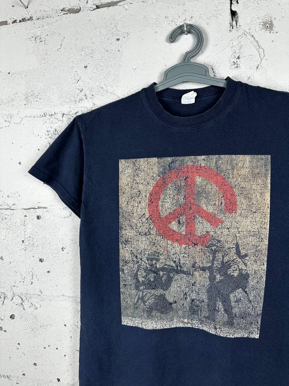 Vintage Banksy Peace Sign Army Vintage Faded T Shirt Size US M / EU 48-50 / 2 - 3 Thumbnail