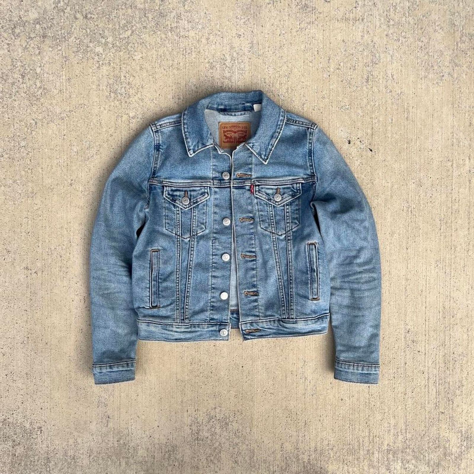 Levi's Women's Original Levi Trucker Jacket Jeanie Medium Blue Wash Size XS / US 0-2 / IT 36-38 - 2 Thumbnail