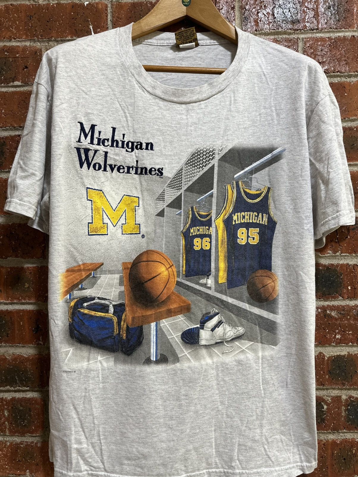 NBA × Vintage Vintage 90s Nba Michigan Wolverines Faded Tee Size US L / EU 52-54 / 3 - 1 Thumbnail