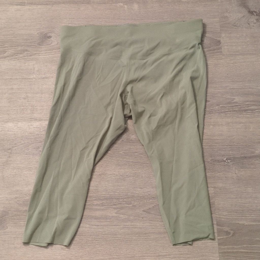 Nike Nike green zenvy cropped leggings size 2X Size 38" / US 16 / IT 52 - 1 Thumbnail