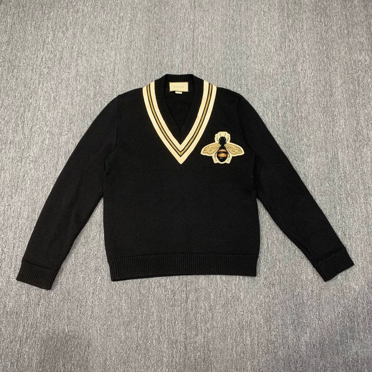 Gucci gucci v-neck knit sweater with bee emblem Size US S / EU 44-46 / 1 - 1 Thumbnail