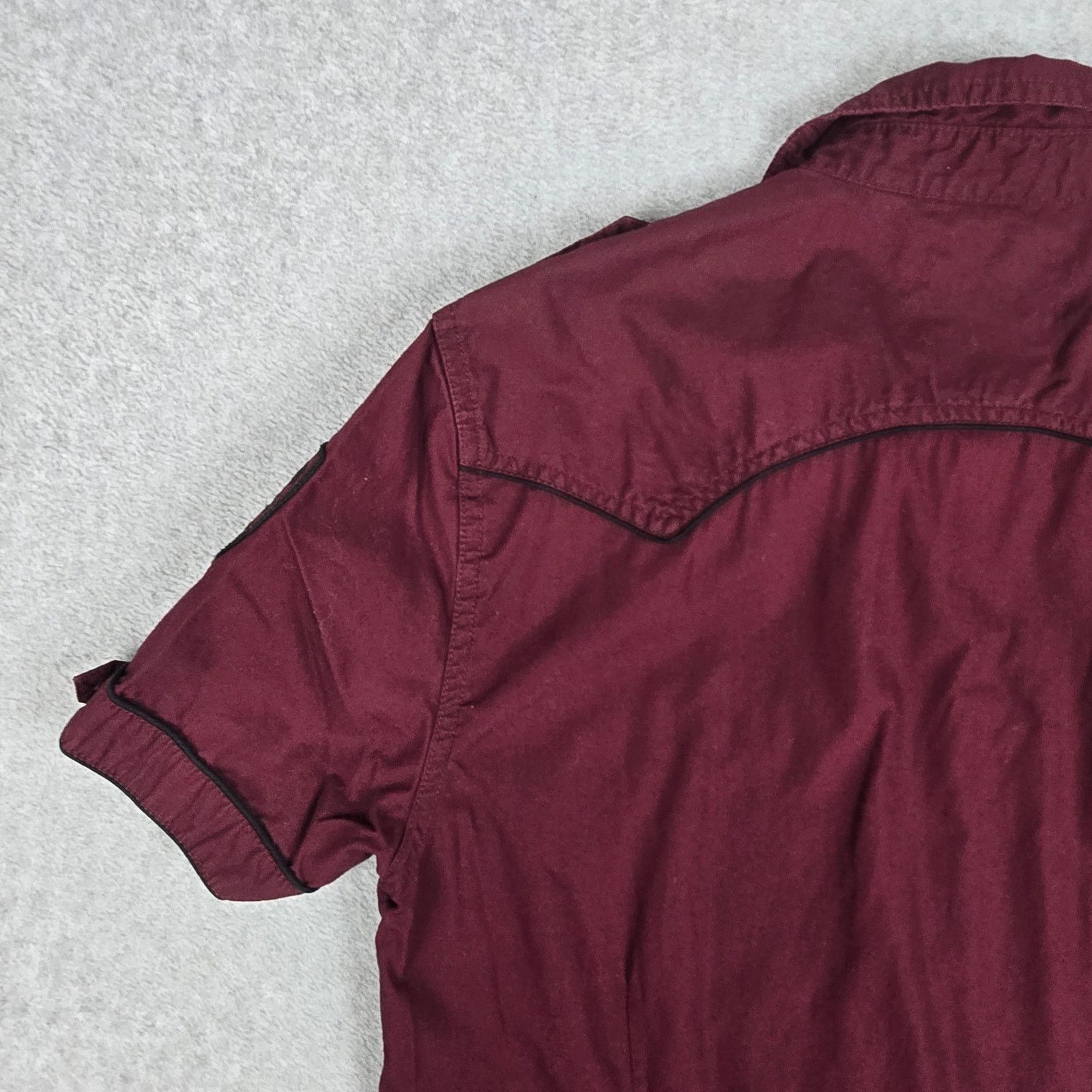 Guess Guess Large Maroon Shirt Black Stitched Logo Sleeve Patch Size US L / EU 52-54 / 3 - 9 Thumbnail