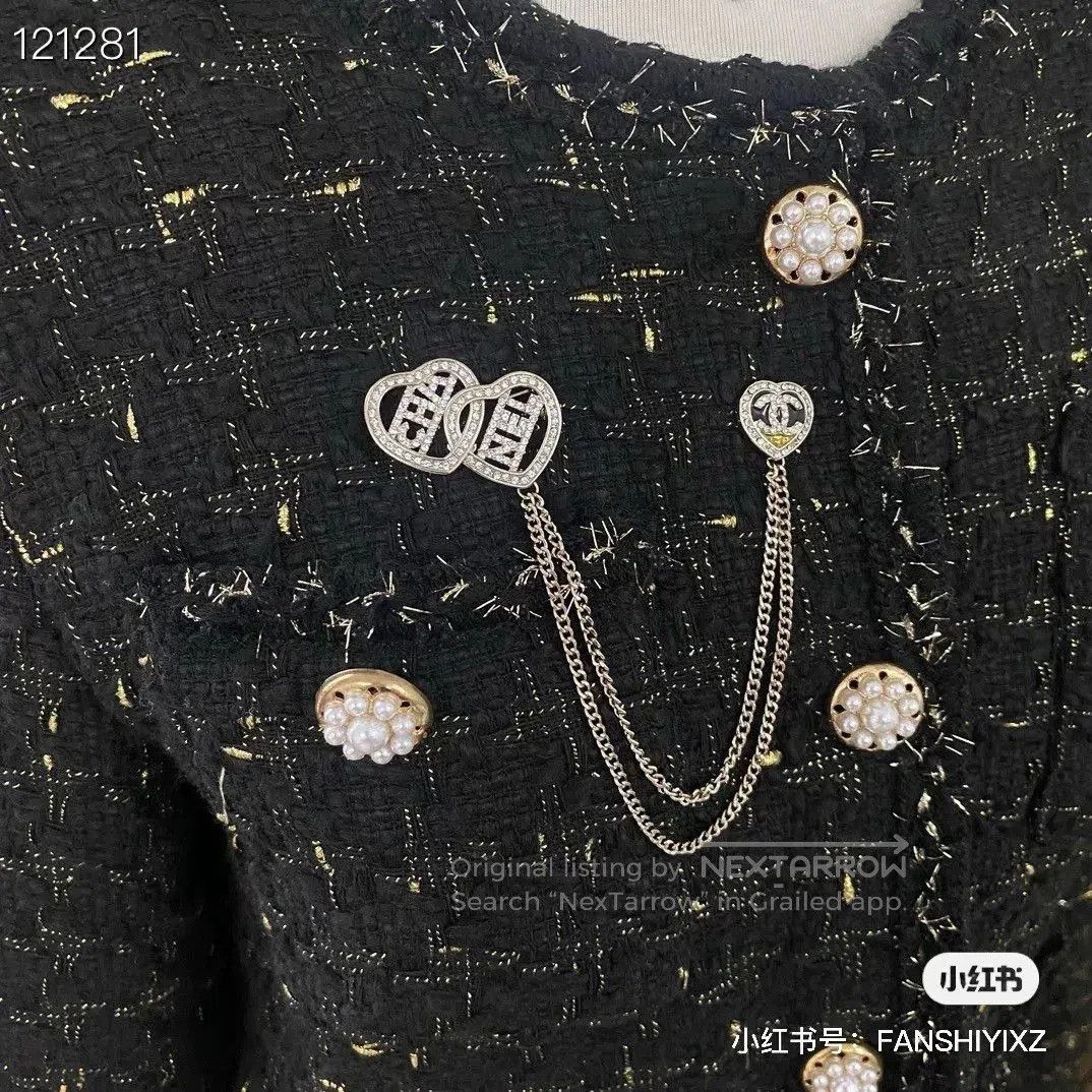 Chanel Chanel Logo Heart Embellished Brooch. Size ONE SIZE - 6 Thumbnail