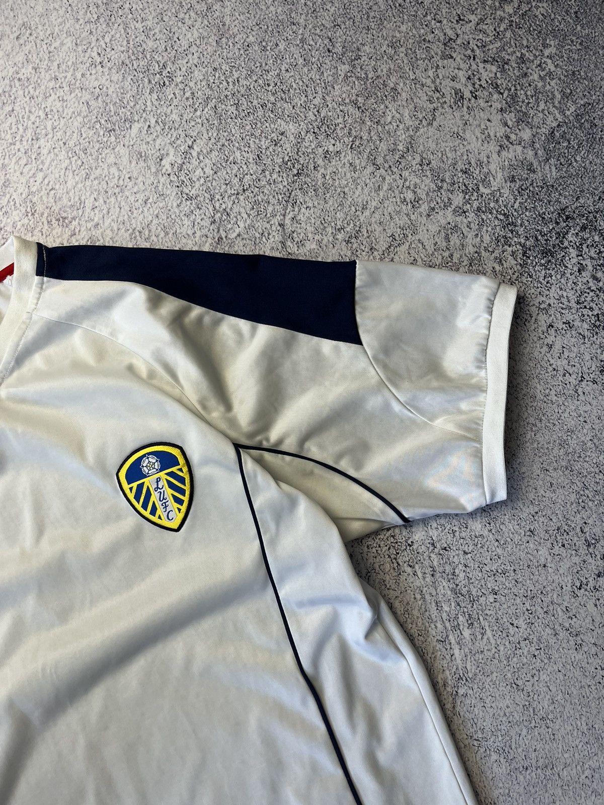 Vintage Mans Vintage LEEDS UNITED Soccer Jersey Y2K Size US S / EU 44-46 / 1 - 9 Thumbnail