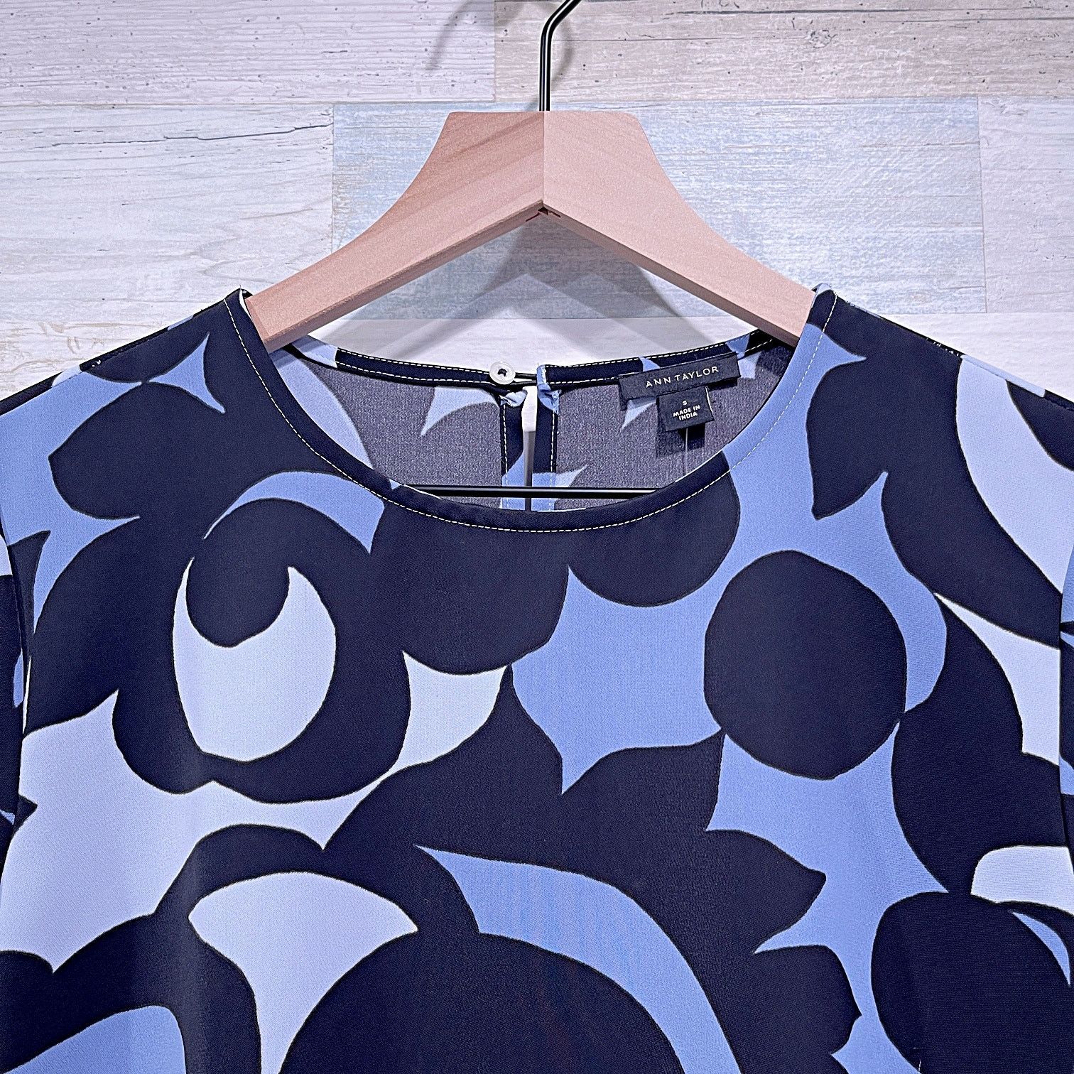 Ann Taylor ANN TAYLOR Bold Floral Print Blouse Blue Black Womens Small Size S / US 4 / IT 40 - 3 Thumbnail