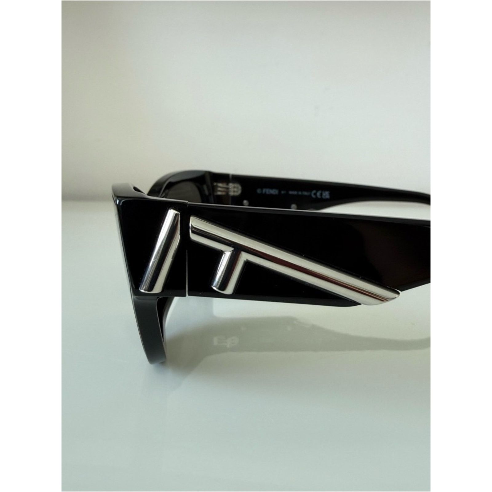 Fendi NEW!!! Fendi black women sunglasses FE40135F 01A Authentic Size ONE SIZE - 4 Thumbnail