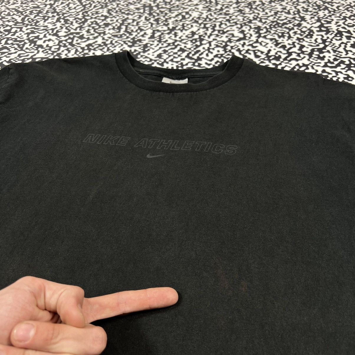Nike Vintage 00s Nike Swoosh Logo Reflective Faded T-shirt Size US L / EU 52-54 / 3 - 9 Thumbnail