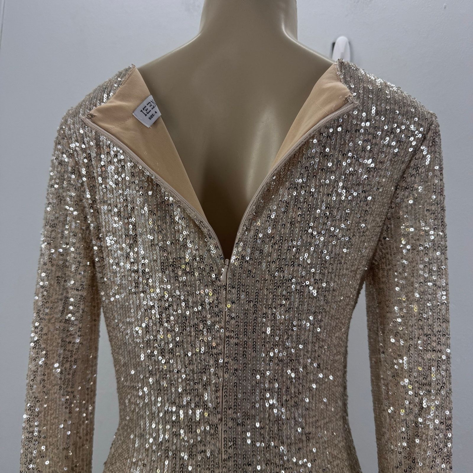 Mac Duggal Mac Duggal Silver Sequin Ruched Long Sleeve Column Gown US 4 Size S / US 4 / IT 40 - 6 Thumbnail