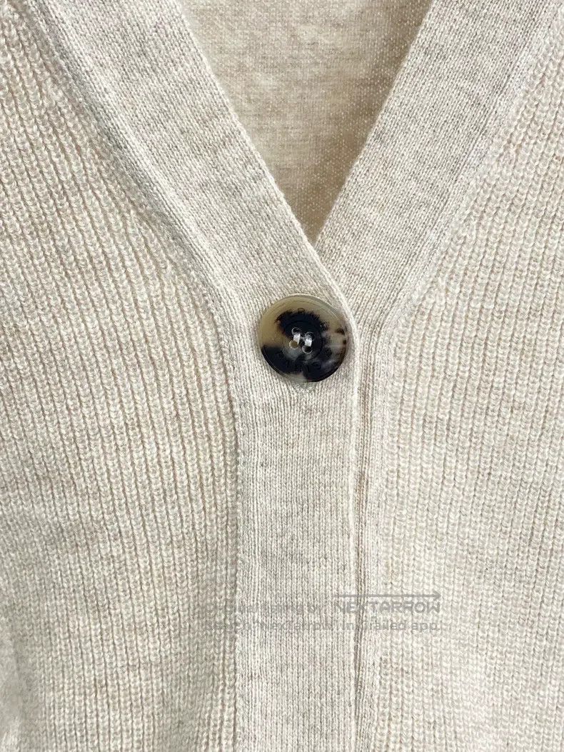 Hermes Hermes Solid color V-neck three-button knit cardigan Size XS / US 0-2 / IT 36-38 - 4 Thumbnail