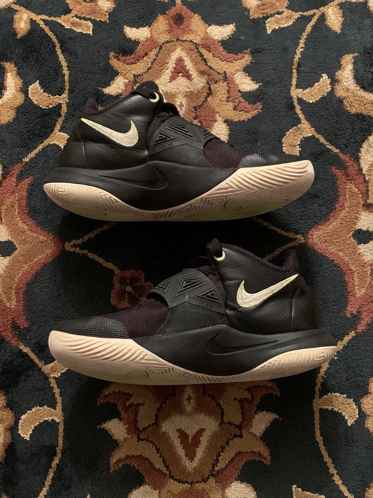 Nike Vintage Y2K Nike Kyrie Flytrap 3 Black Volt Grade School Size US 5.5 / IT 35.5 - 2 Thumbnail