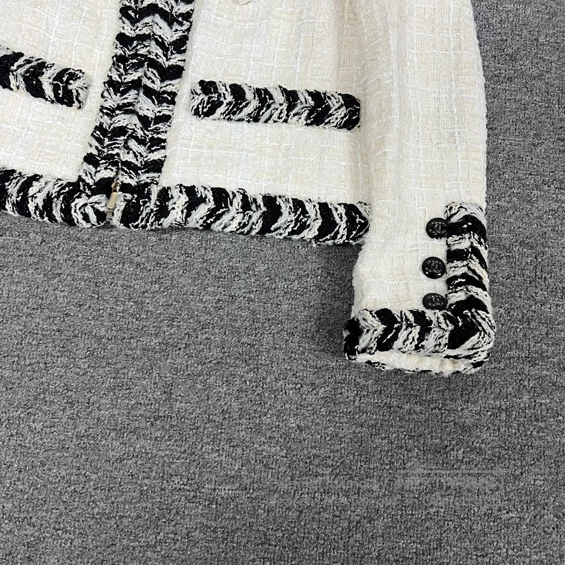 Chanel Chanel Black and white solid-edged trim; a delicate, fragr Size S / US 4 / IT 40 - 6 Thumbnail