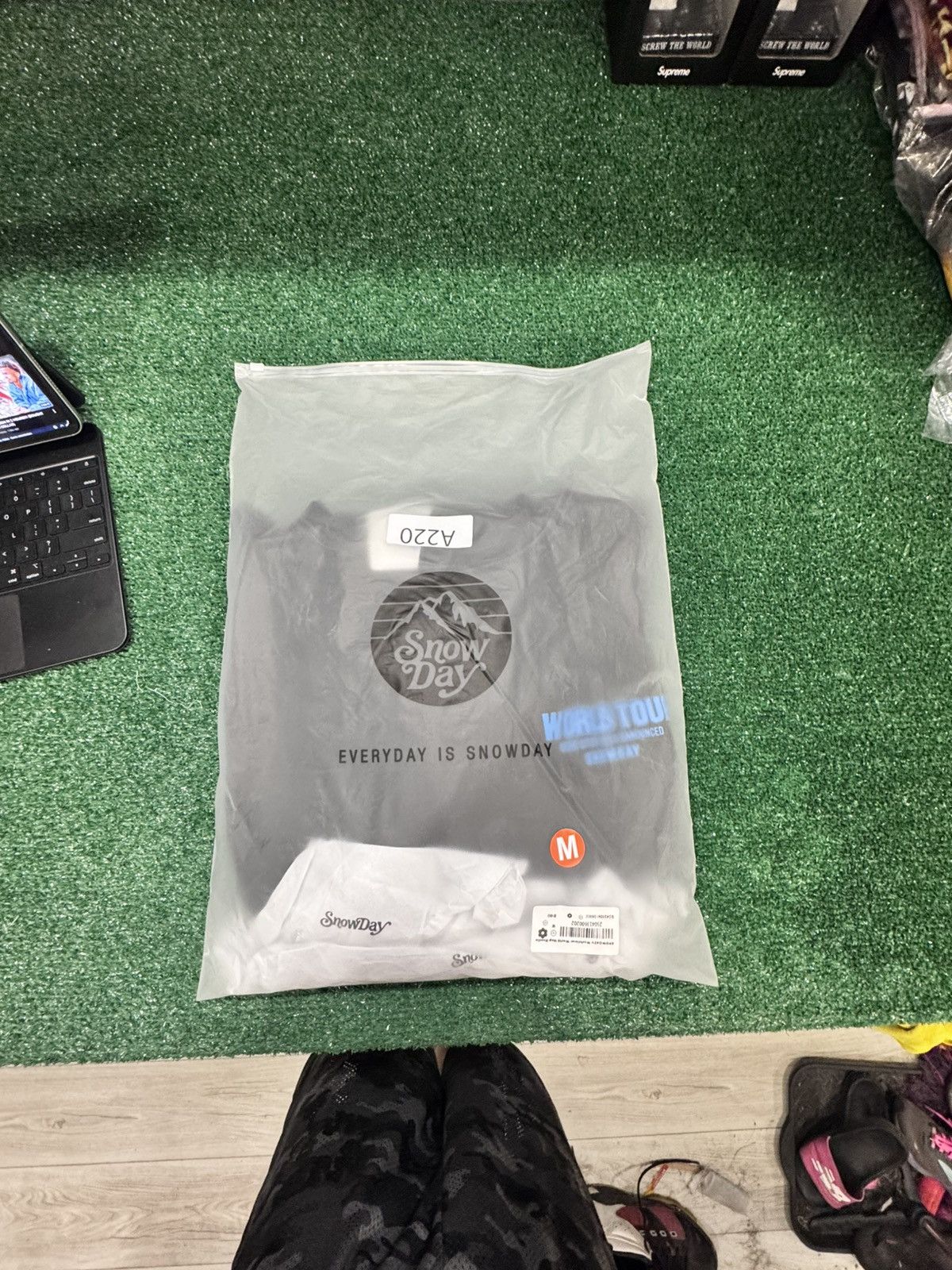 Snowday Snowdays world tour hoodie/Size Medium Size US M / EU 48-50 / 2 - 6 Thumbnail