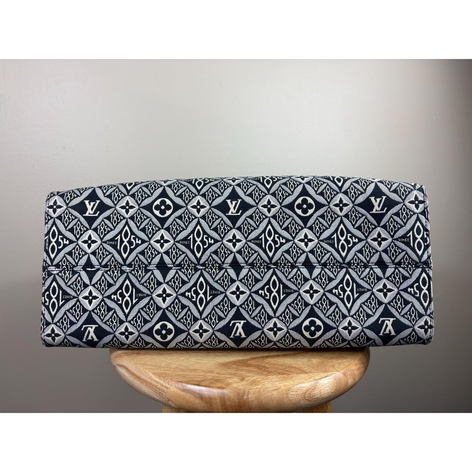 Louis Vuitton Authentic Louis Vuitton OnTheGo GM Limited Edition Jacquard Size ONE SIZE - 6 Thumbnail