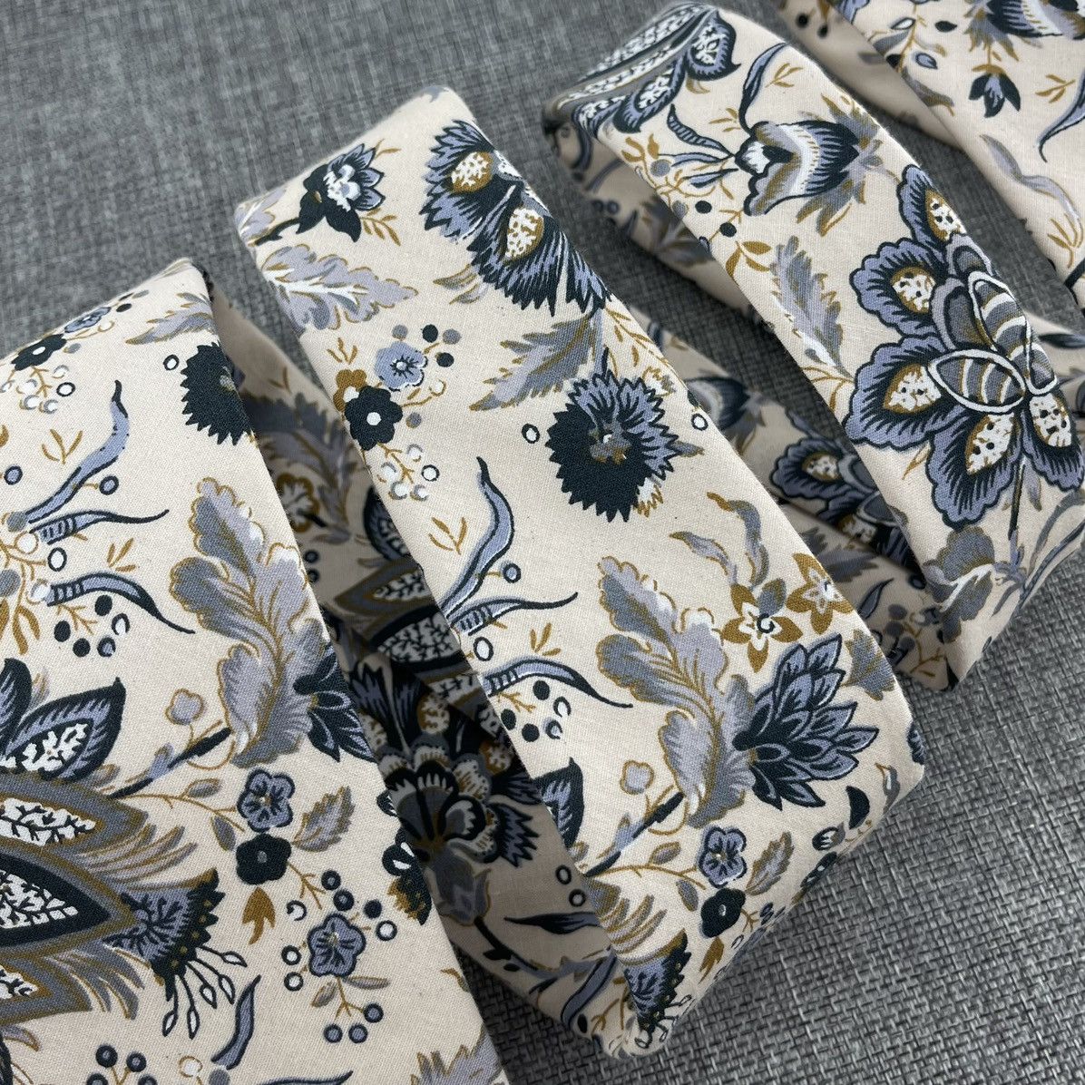 Other Men’s Off-white w/ Steel Blue Oriental Floral Necktie Size ONE SIZE - 5 Thumbnail