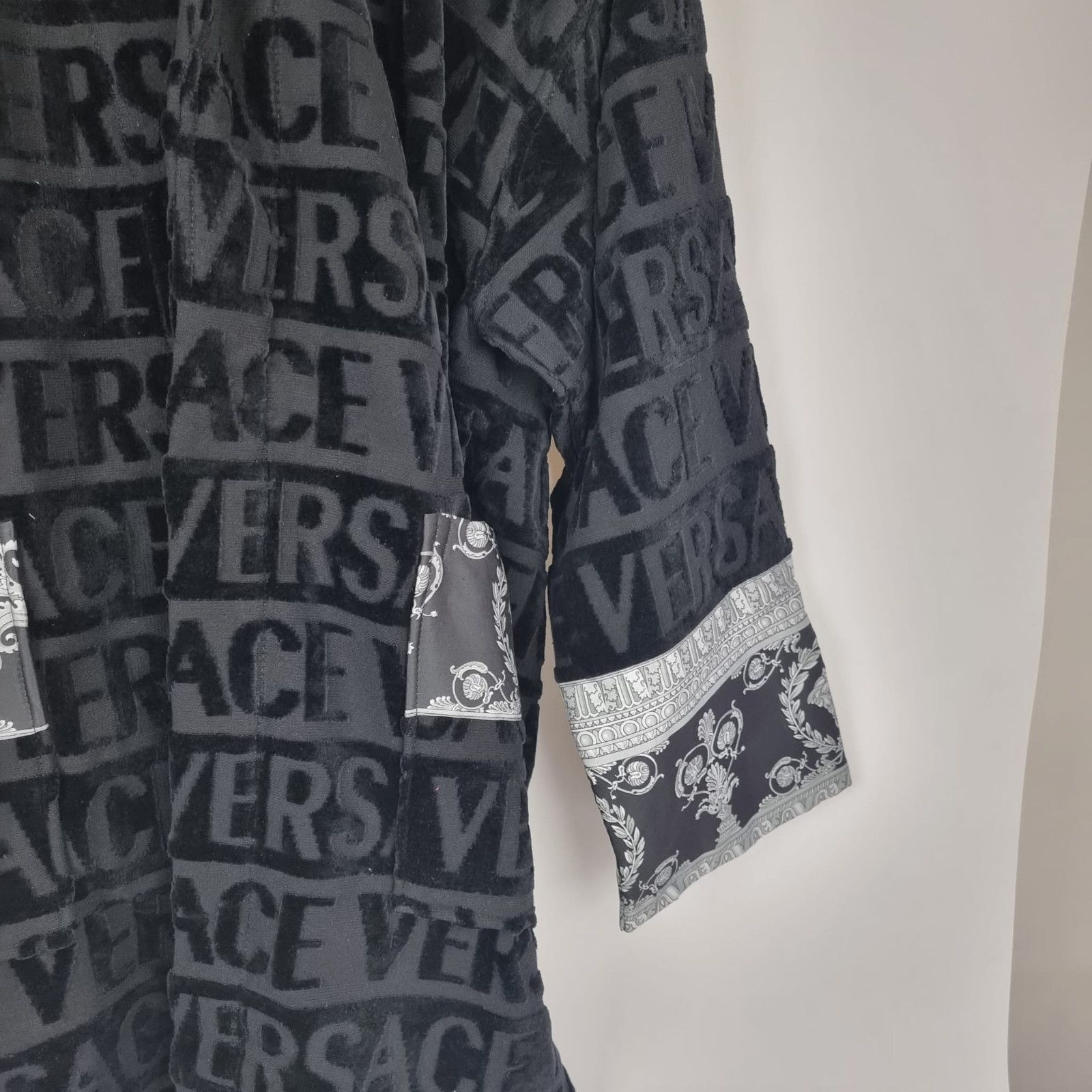 Versace VERSACE Baroque And Greca Black/Silver Unisex Long Bathrobe Size US XL / EU 56 / 4 - 4 Thumbnail