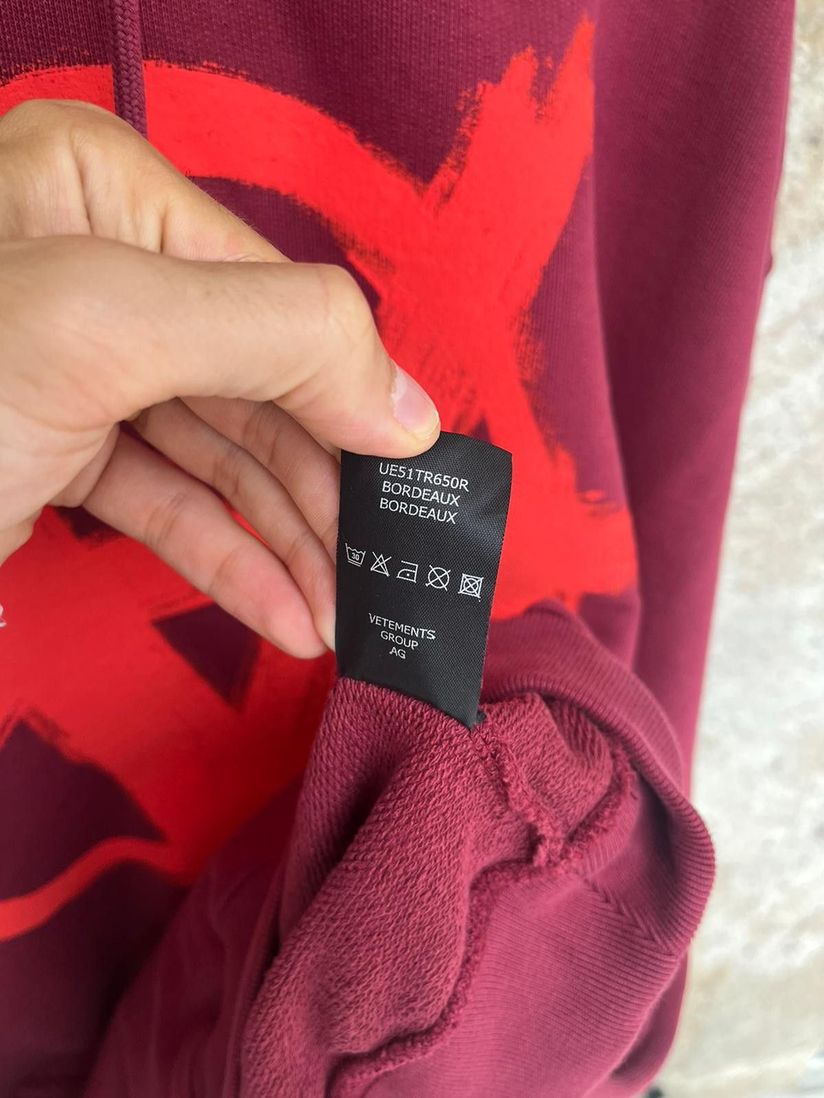 Vetements Anarchy Gothic Logo Hoodie in Bordeaux Size US L / EU 52-54 / 3 - 17 Thumbnail