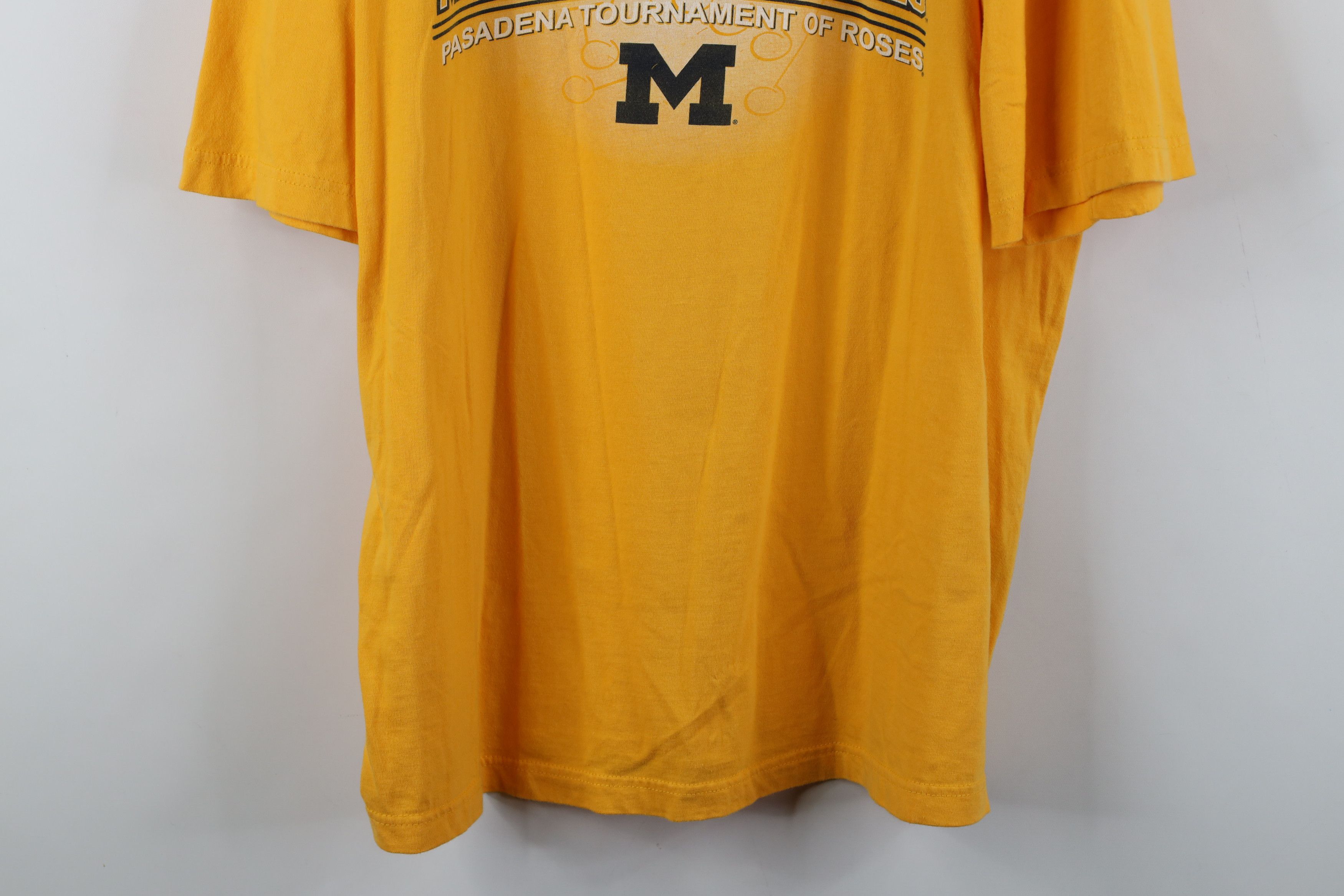 Vintage Vintage Y2K 2005 University of Michigan Football T-Shirt Size US L / EU 52-54 / 3 - 3 Thumbnail