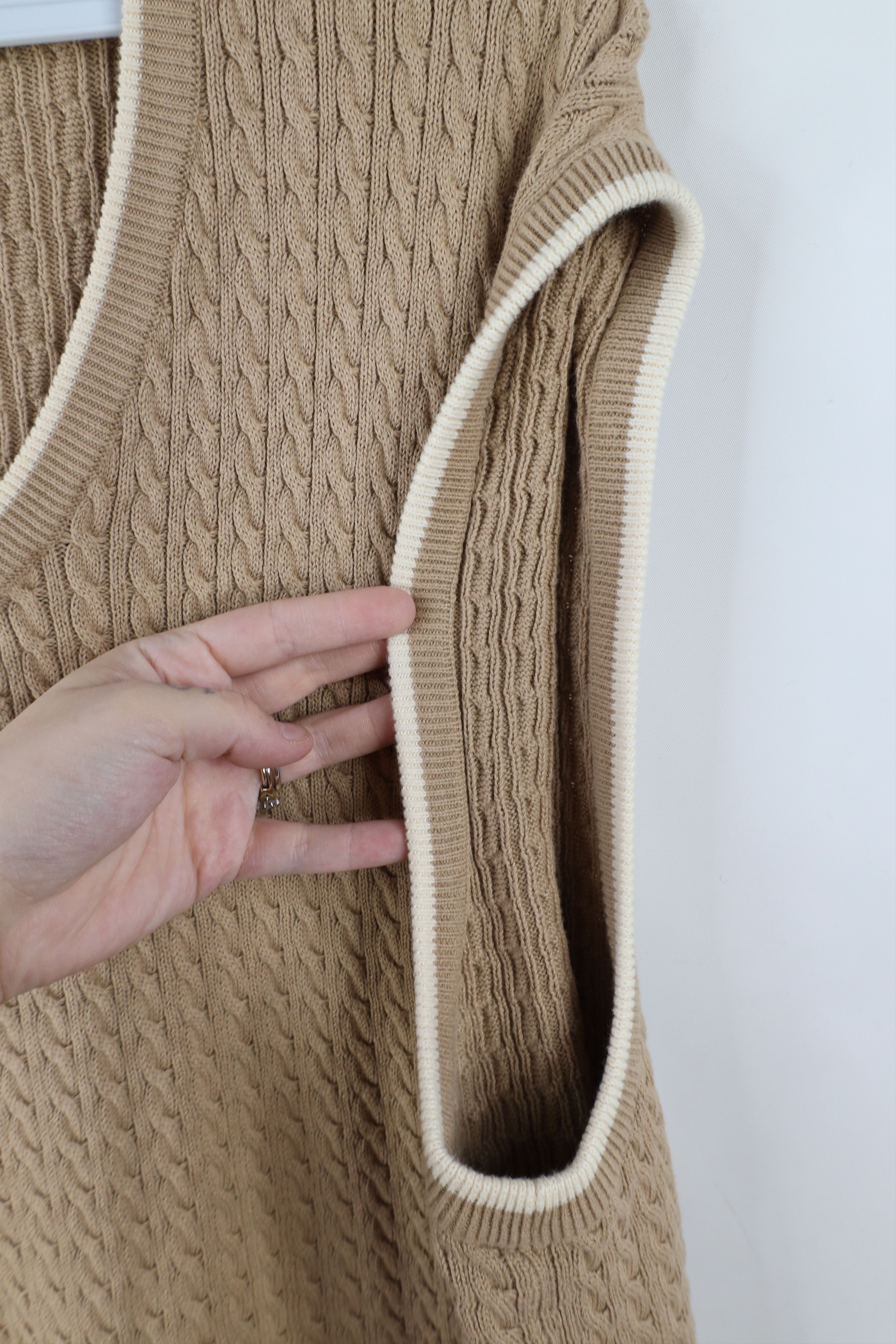 Vintage Vintage 90s Streetwear Cable Knit V-Neck Sweater Vest Beige Size US XL / EU 56 / 4 - 7 Thumbnail