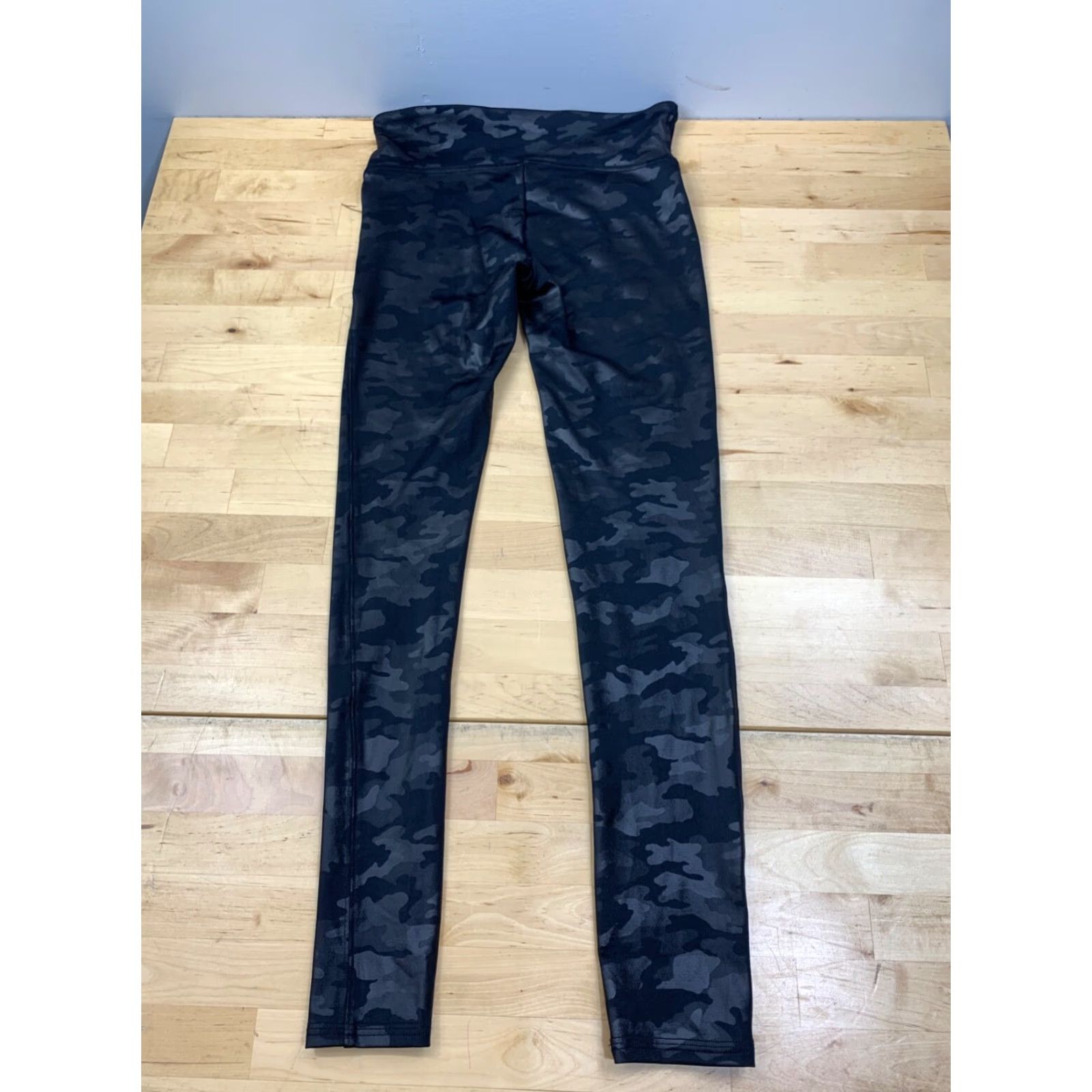 Spanx Spanx Faux Leather Leggings Camouflage Black Womens Small Casual Spanx Leggings S Black Camouflage Vintage No Nero? Size 28" / US 6 / IT 42 - 7 Thumbnail