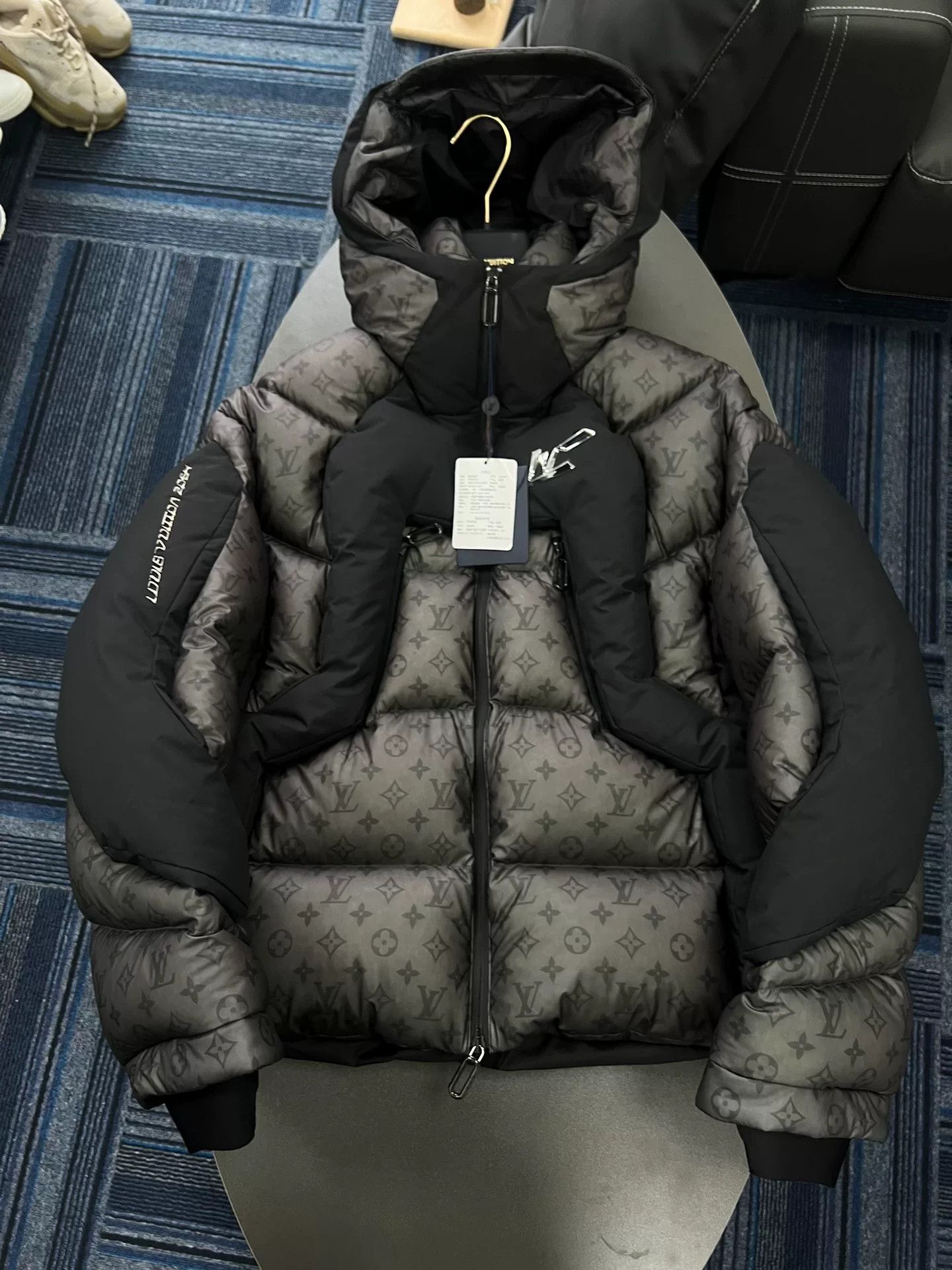 Louis Vuitton brand new black LV2054 down jacket Size US L / EU 52-54 / 3 - 1 Thumbnail