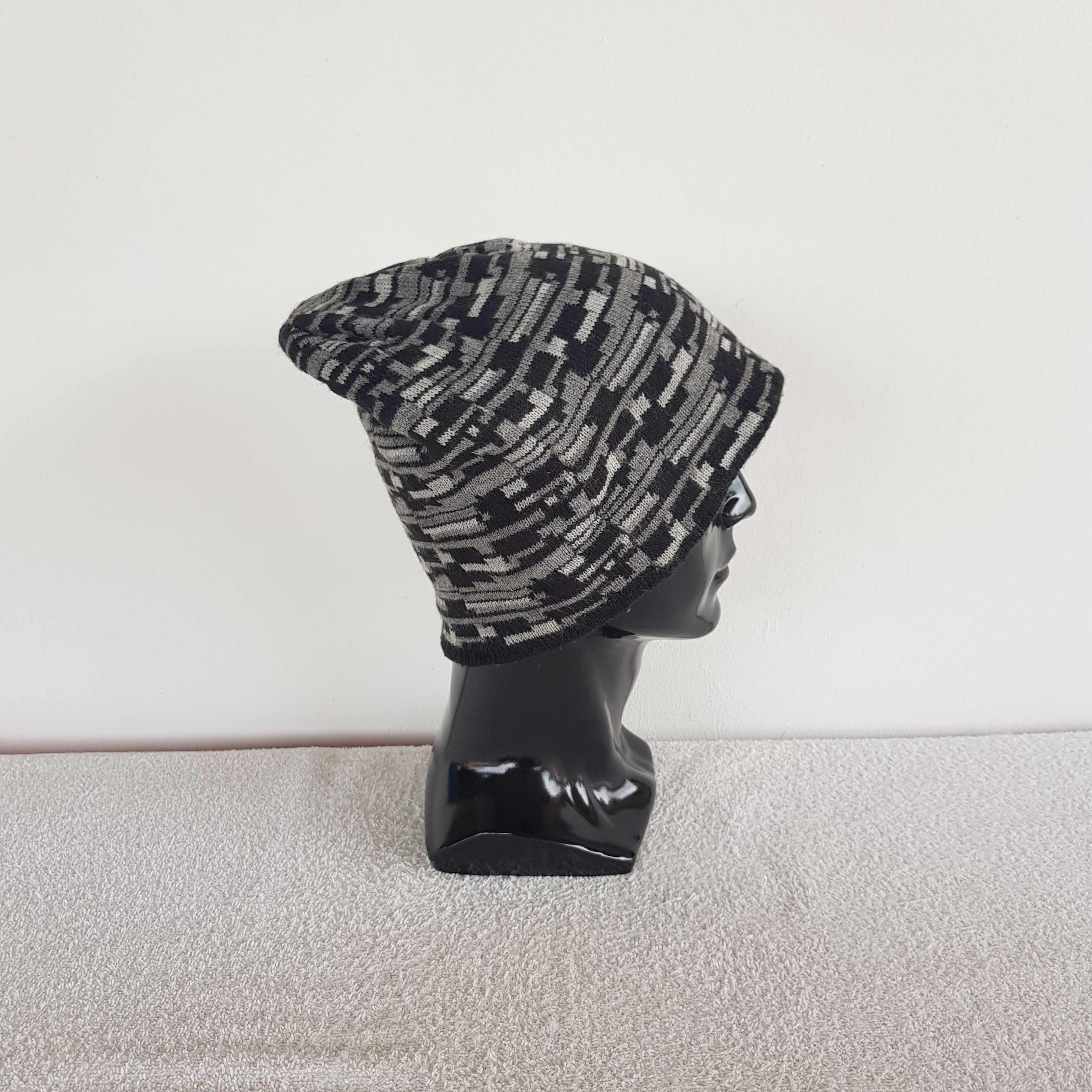 Japanese Brand Vintage Japanese Nice Artwork Beanie Ribbed Knit Caps Hats. Size ONE SIZE - 3 Thumbnail