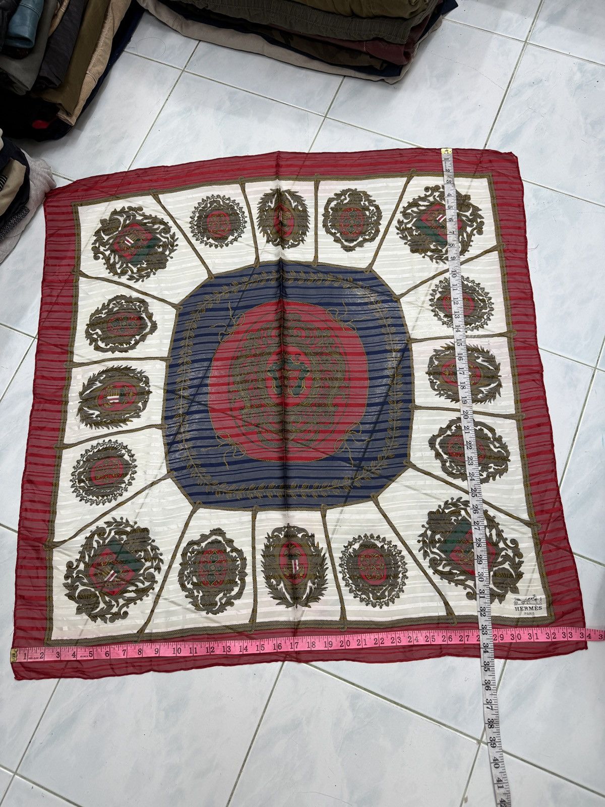 Hermes 🔥🔥🔥ARCHIVE VINTAGE HERMES LES ARMES DE PARIS SILK SCARF Size ONE SIZE - 10 Thumbnail