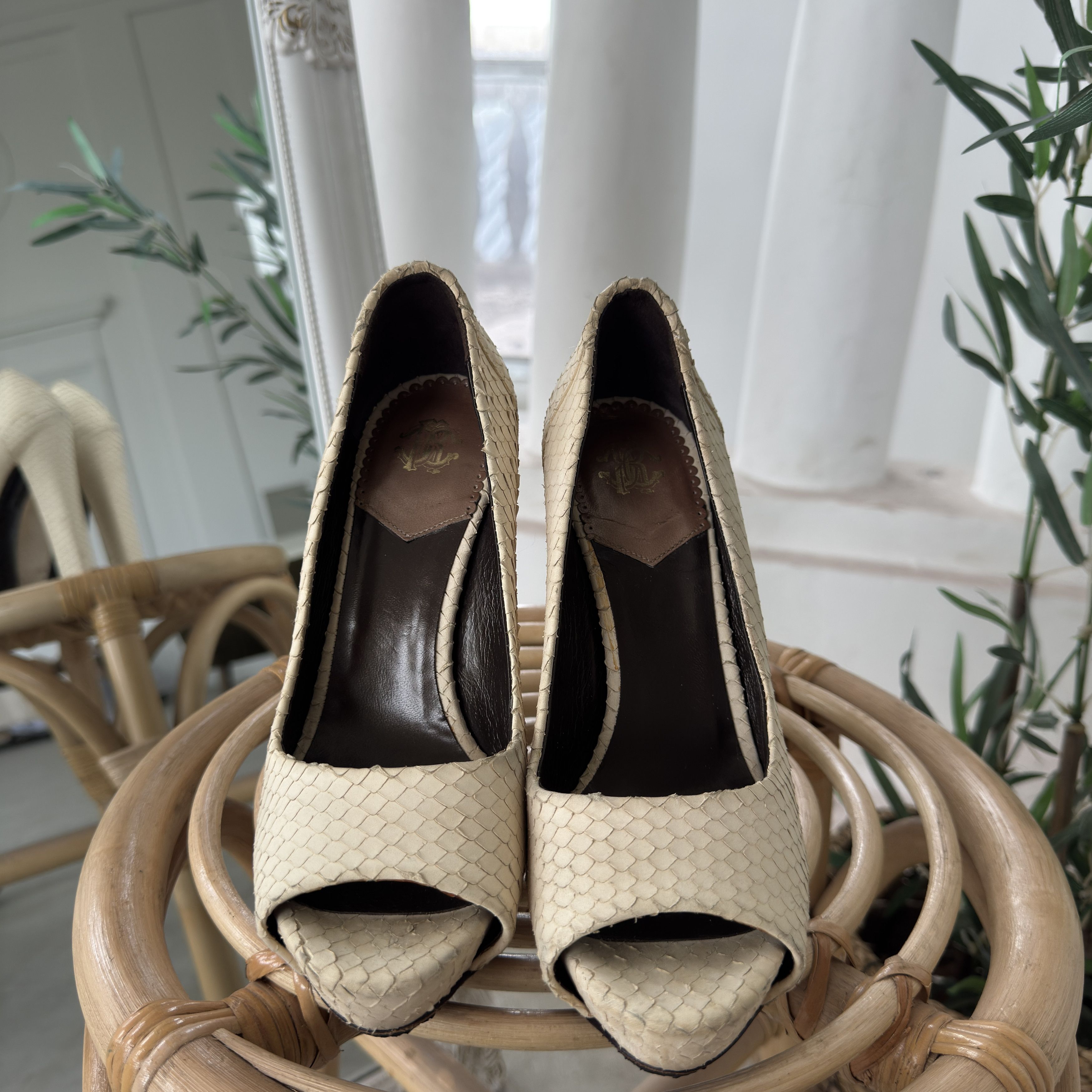 Roberto Cavalli Roberto Cavalli Python Peep Toe Platform Pumps Heels EU 37 Size US 7 / IT 37 - 2 Thumbnail