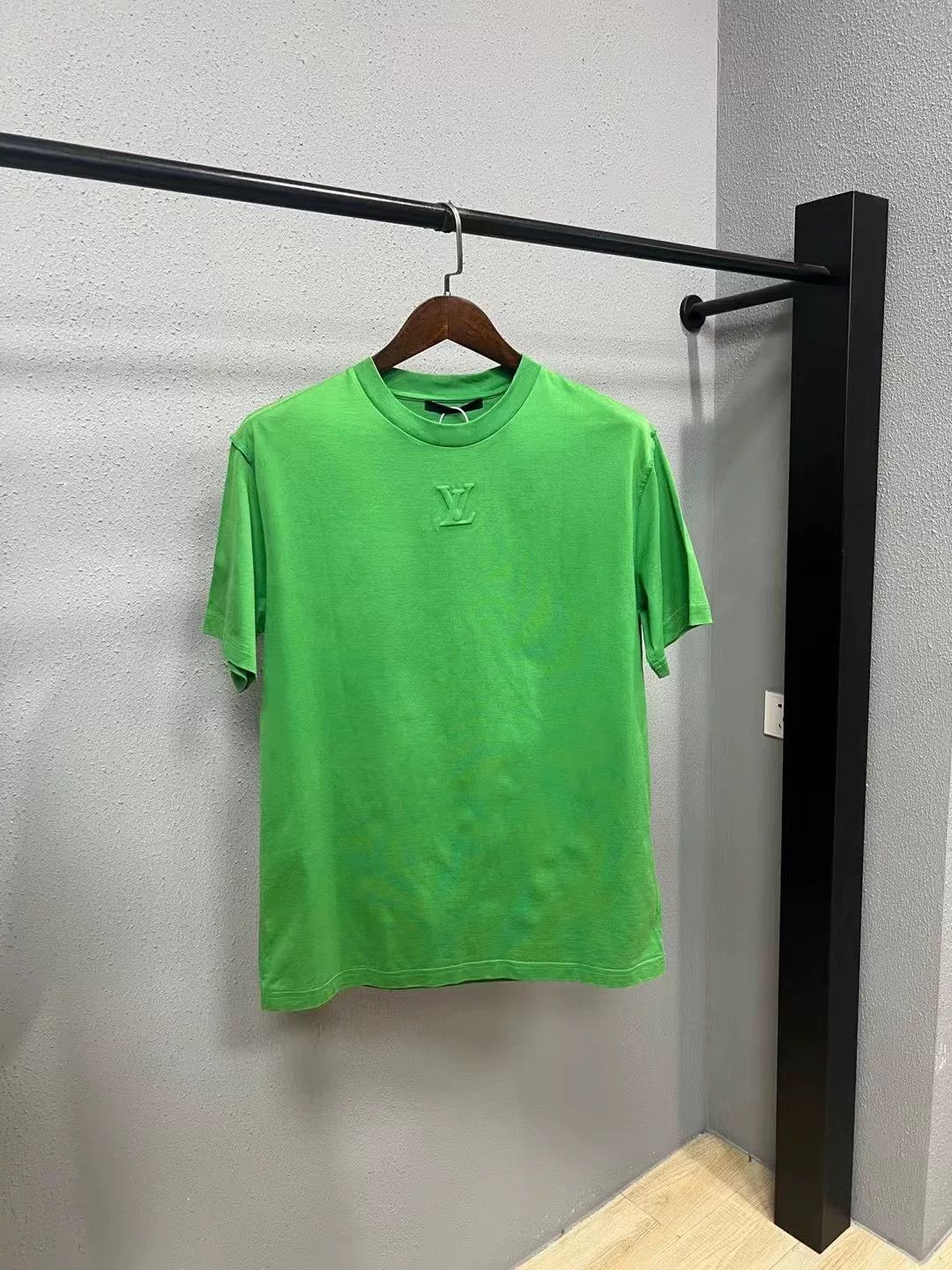 Louis Vuitton LV Green Embossed Logo Short-Sleeve Size US L / EU 52-54 / 3 - 1 Thumbnail