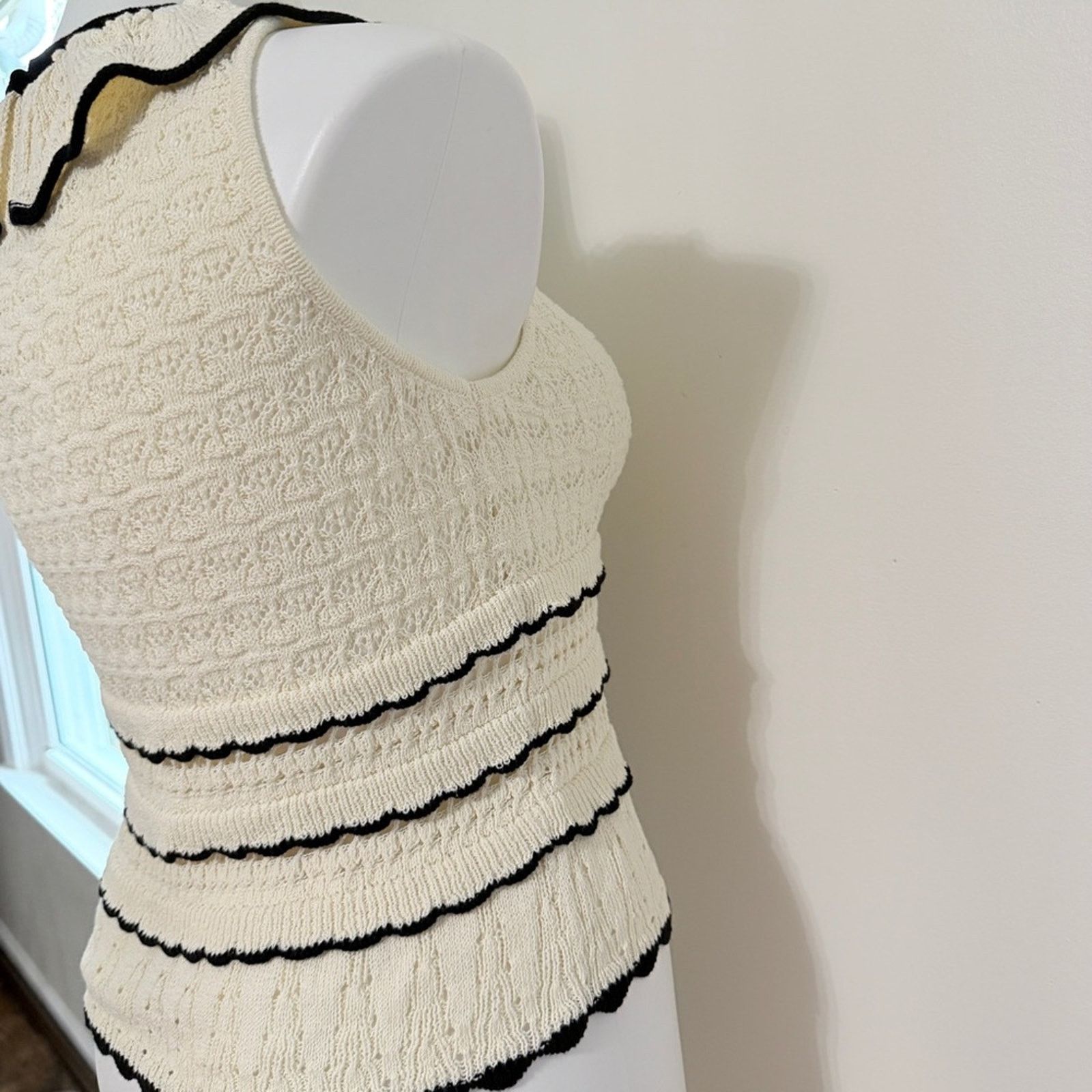 Elie Tahari Elie Tahari Cream Scallop Trim Knit crochet knit Top Size L / US 10 / IT 46 - 6 Thumbnail