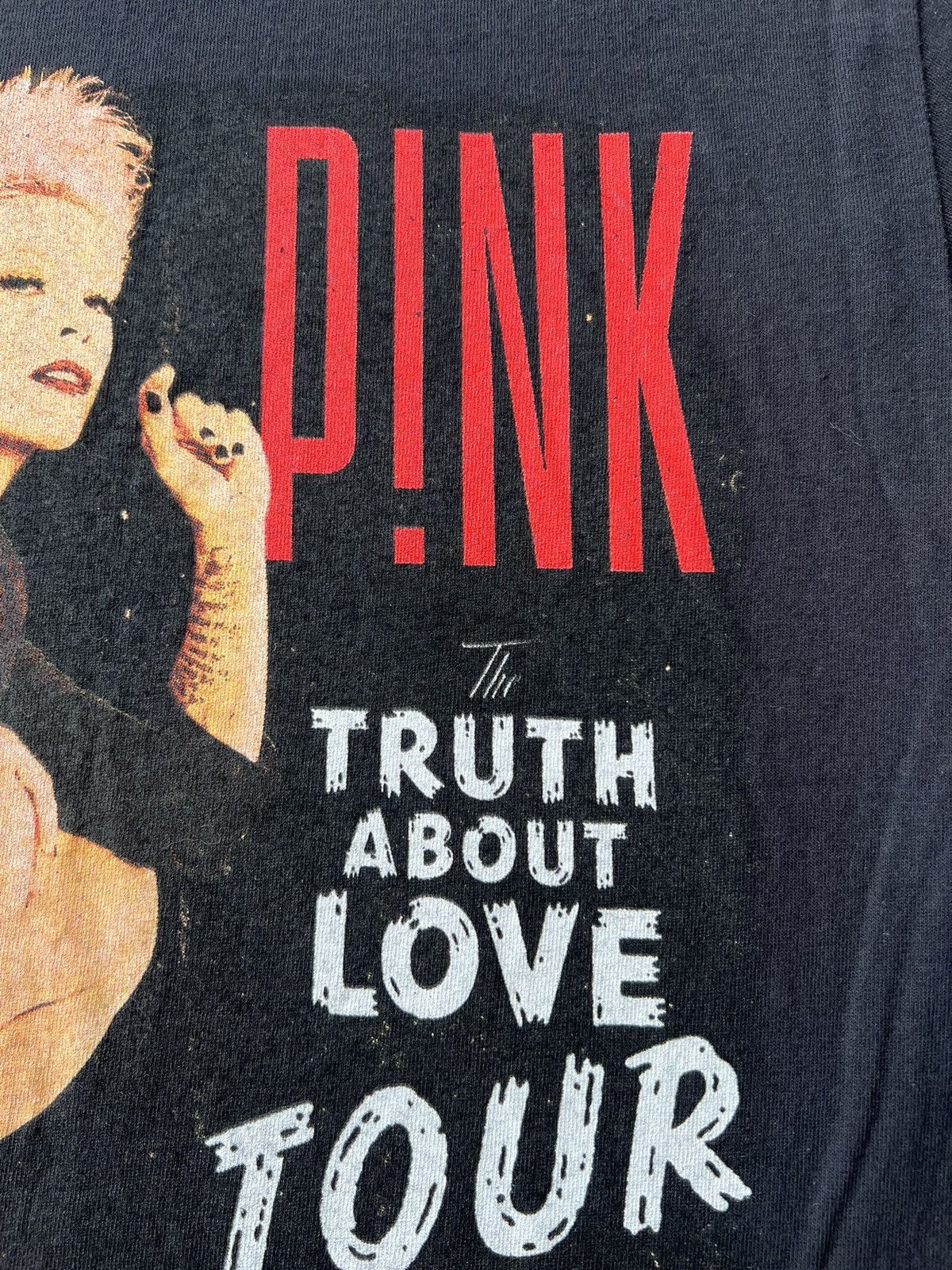 Band Tees Vintage 2013 Pink The Truth About Love Tour Black T-shirt Size US M / EU 48-50 / 2 - 7 Thumbnail