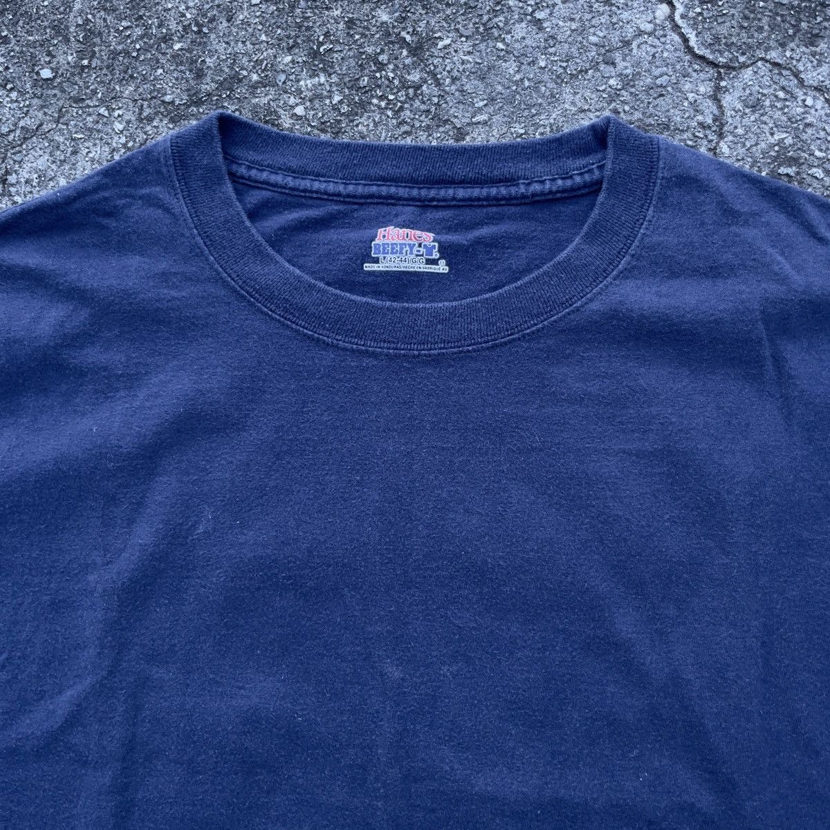 Hanes × Vintage Vintage Y2K NAVY Blank HANES BEEFY T Shirt Size US L / EU 52-54 / 3 - 2 Thumbnail