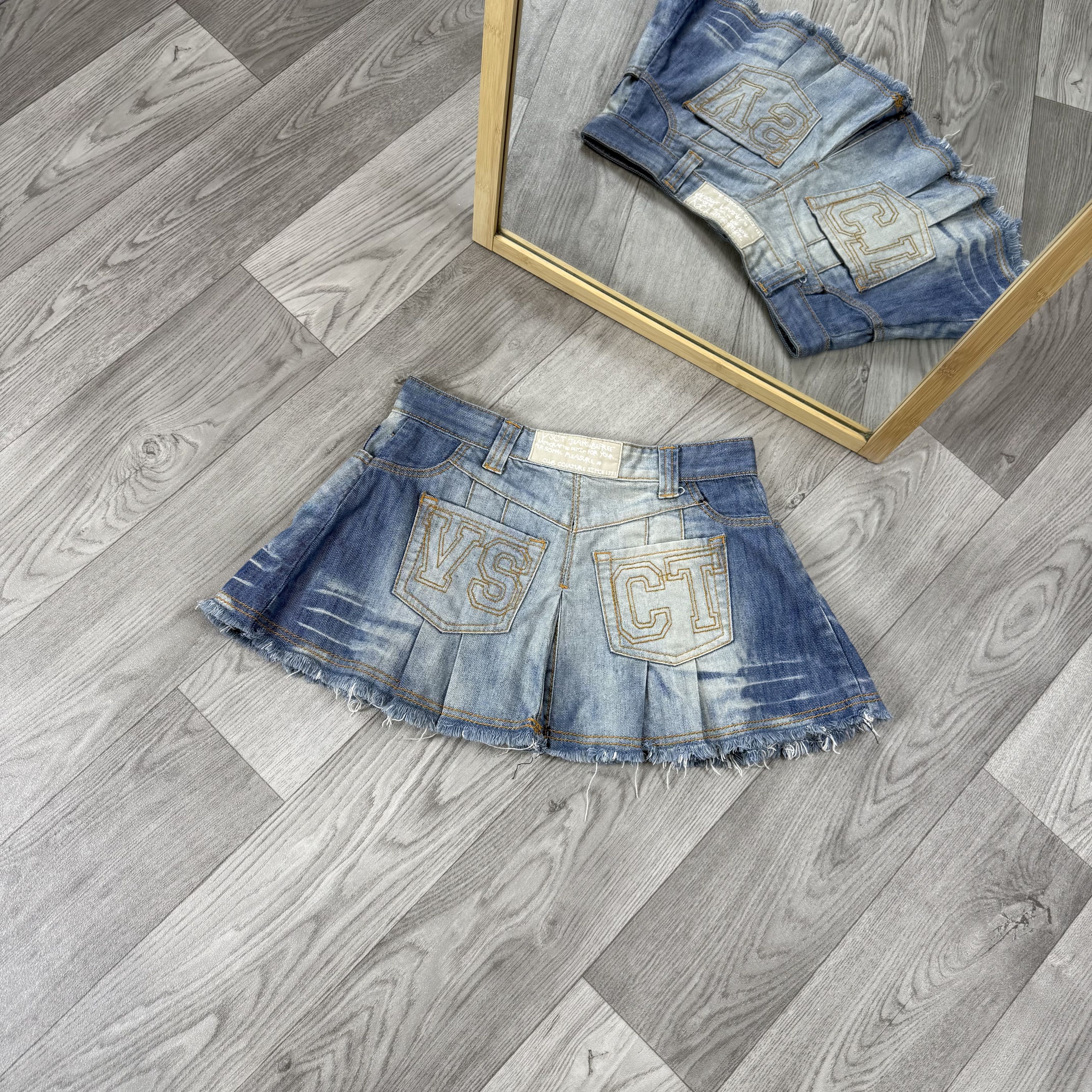 Vintage Vintage VSCT Jeans Y2K Pleated Denim Mini Skirt Size 26" / US 2 / IT 38 - 1 Thumbnail