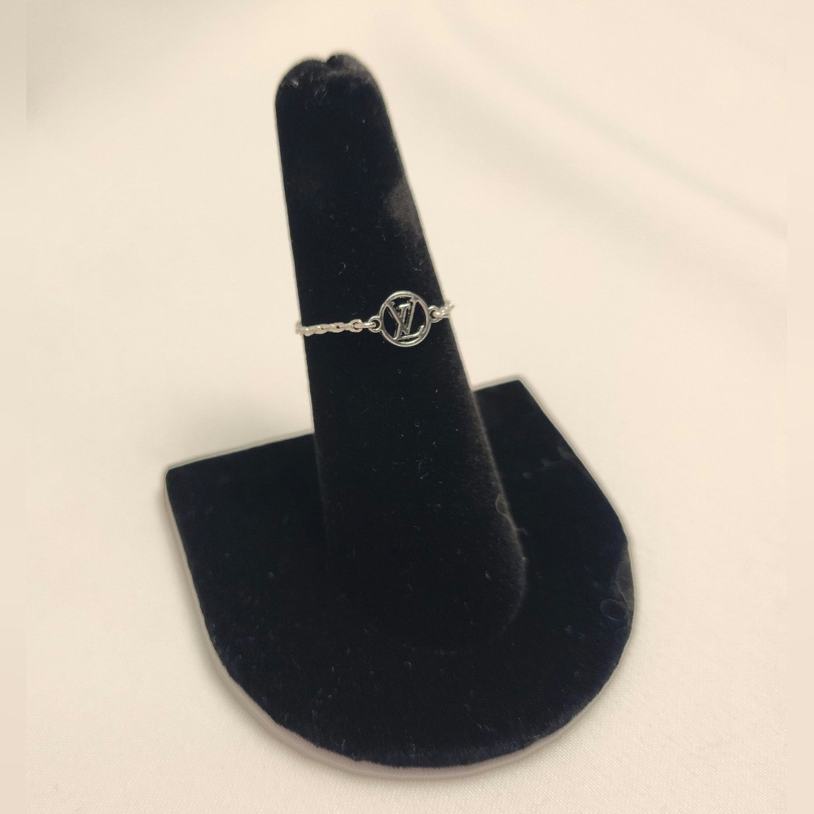 Louis Vuitton Authentic Louis Vuitton Silver Chain blooming strass ring Size ONE SIZE - 3 Thumbnail