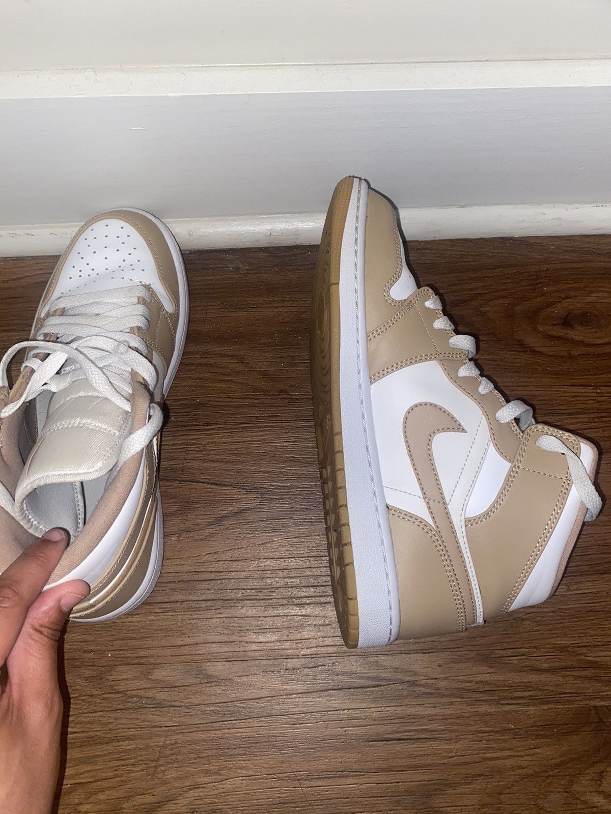 Jordan Brand Air Jordan 1s Mid Tan Gum Bottom Size US 8 / EU 41 - 14 Thumbnail