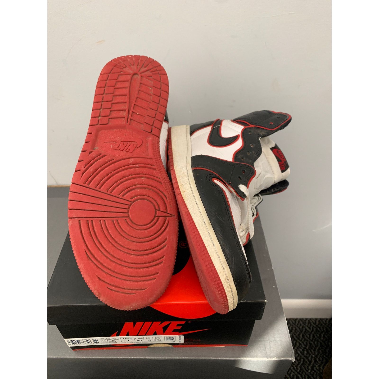 Nike Nike Air Jordan 1 Retro High Bloodline GS Size 7Y Used Size US 7 / IT 37 - 6 Thumbnail
