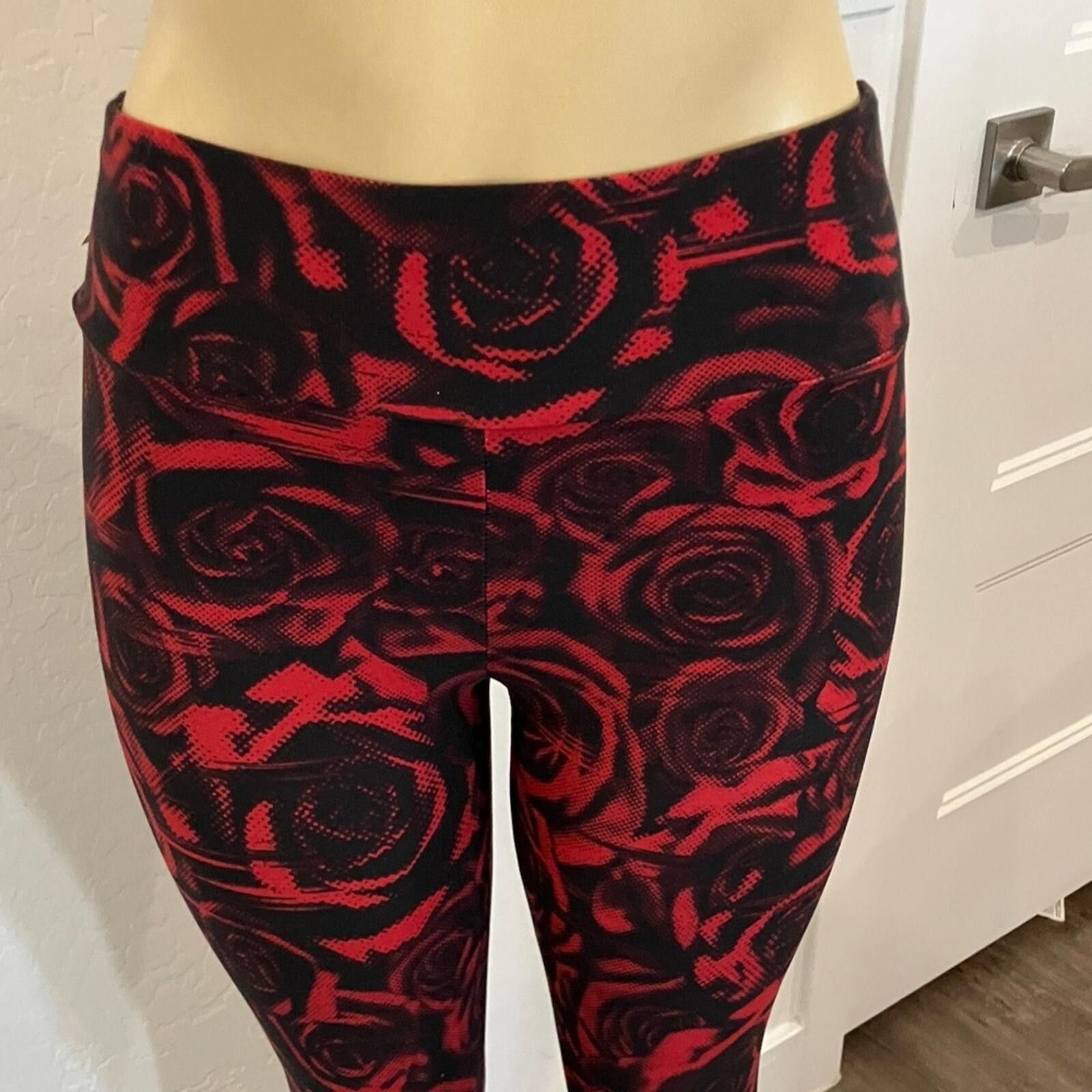Other NWT No Boundaries Red & Black Rose Print Leggings Size 28" / US 6 / IT 42 - 4 Thumbnail