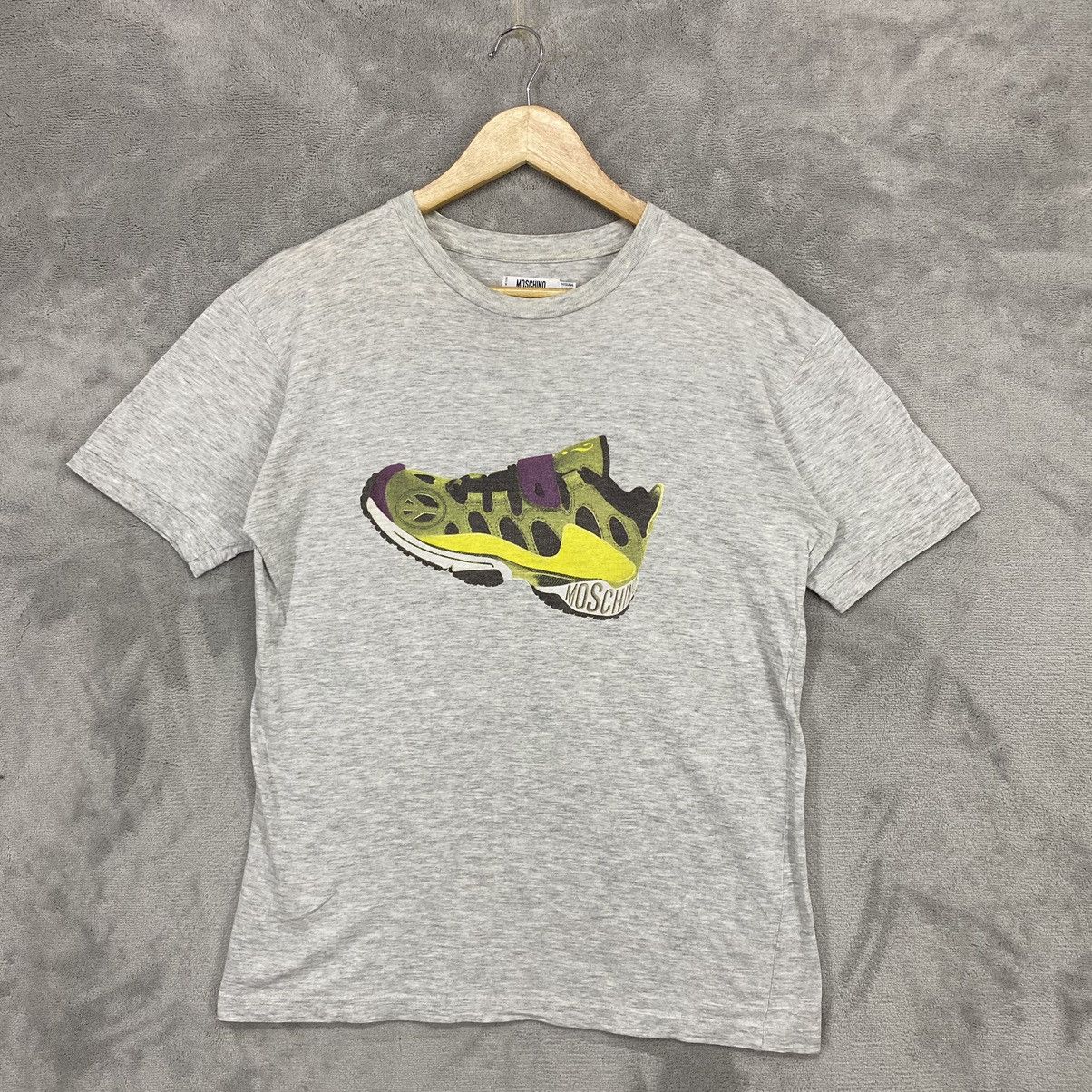 Moschino × Vintage Logo Graphic Shoes Moschino T-Shirt Size US XL / EU 56 / 4 - 1 Thumbnail