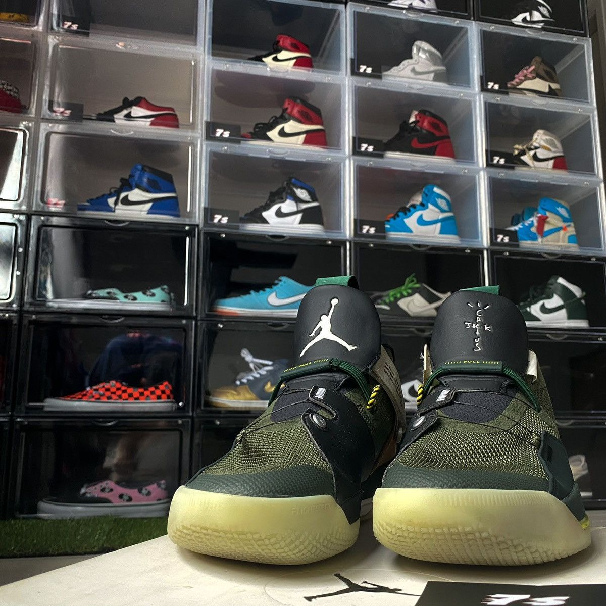 Jordan Brand × Travis Scott Nike Air Jordan × Travis Scott AJ33 UK8.5 Us9.5 Size US 9.5 / EU 42-43 - 2 Thumbnail