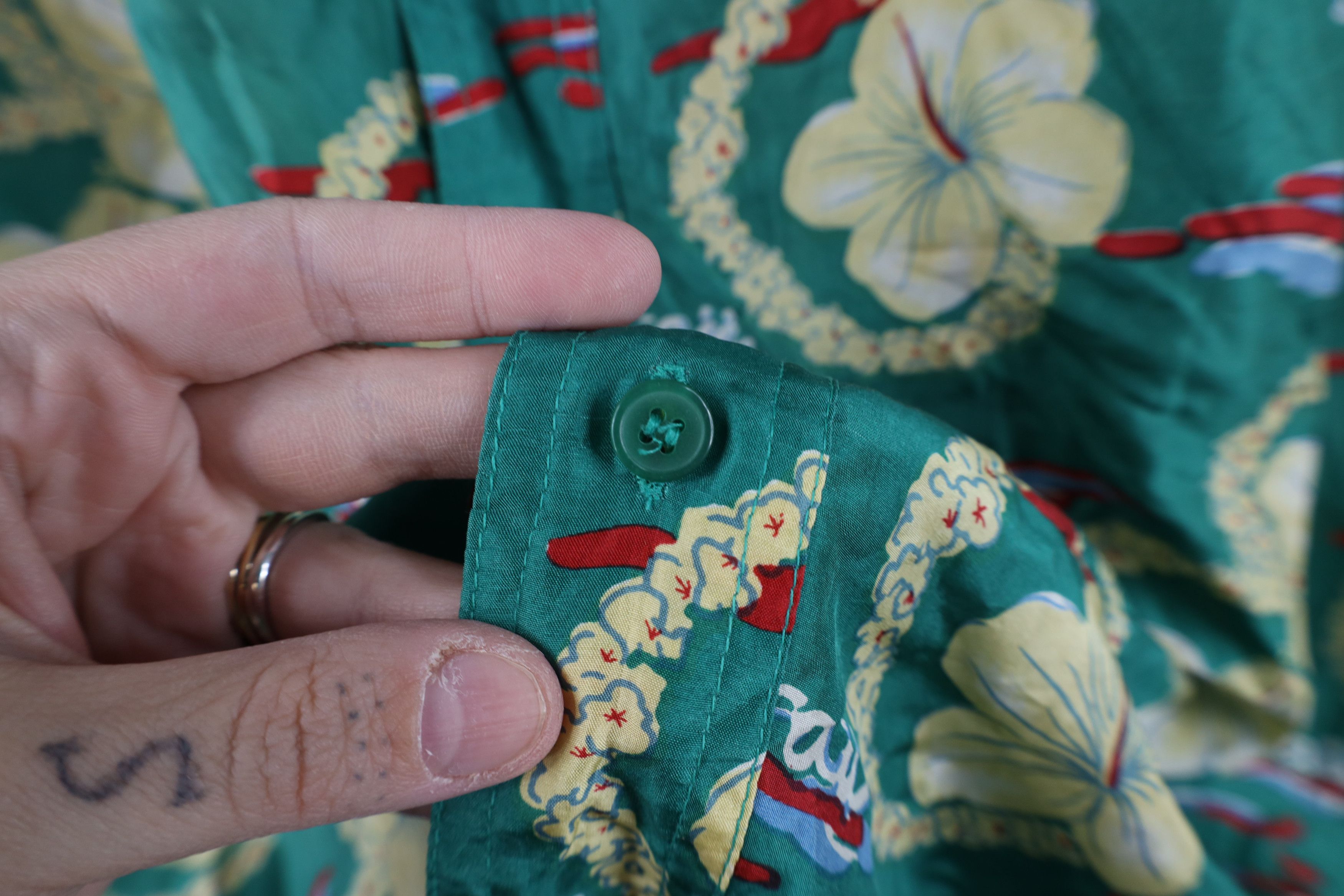 Vintage Vintage 90s Streetwear Hawaiian Luau Collared Button Shirt Size US XL / EU 56 / 4 - 9 Thumbnail