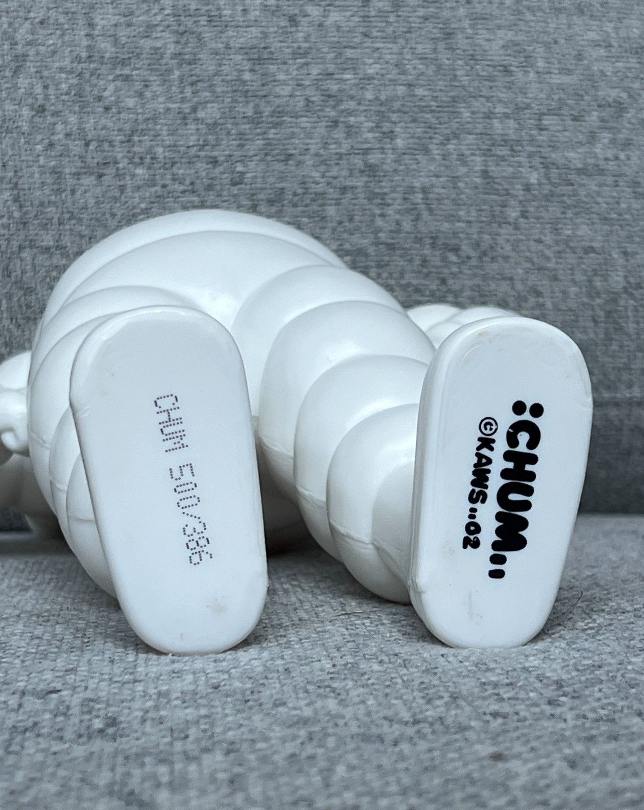 Kaws Kaws Chum 2002 White Size ONE SIZE - 2 Thumbnail
