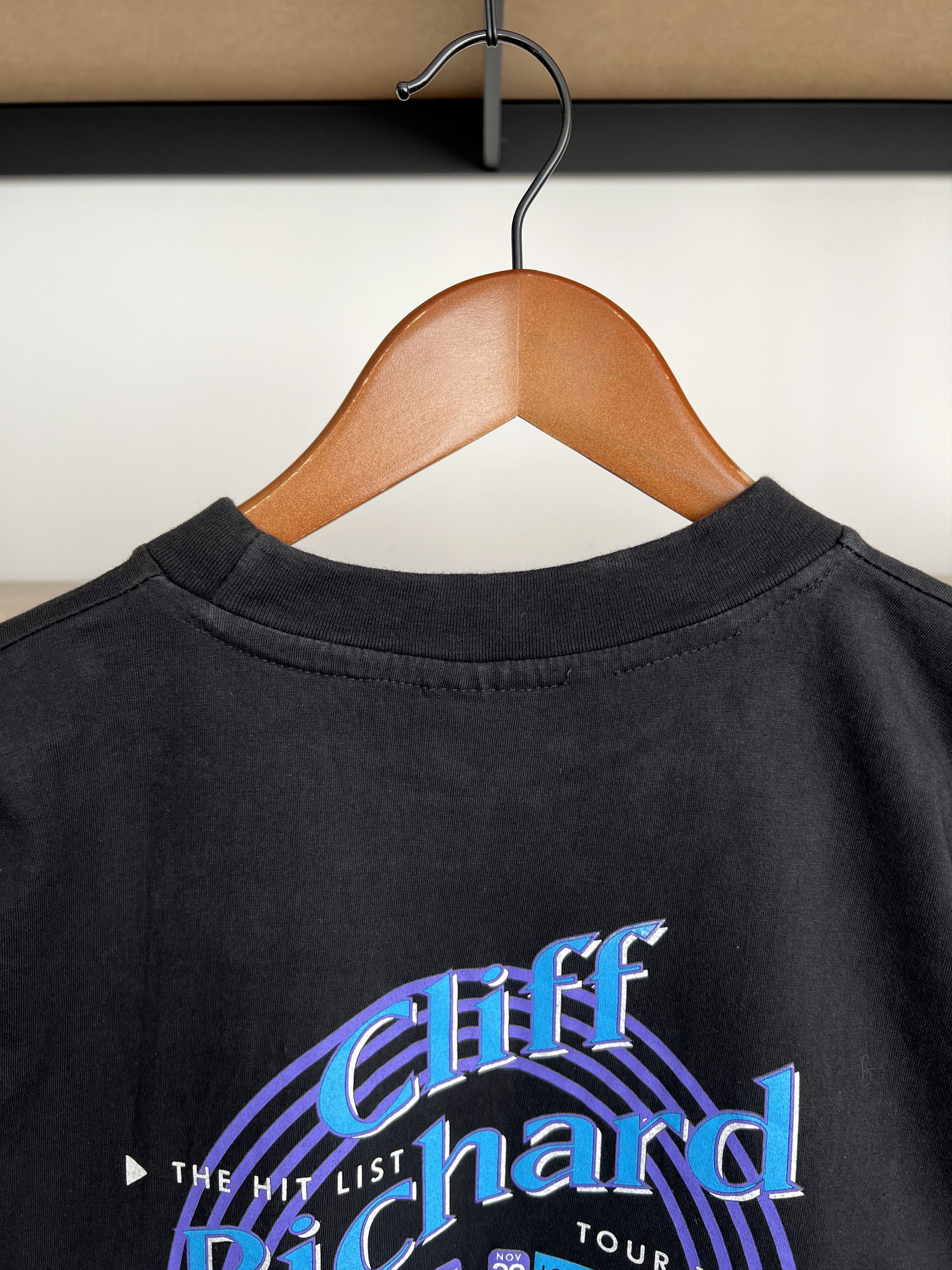 Band Tees Vintage 1994 Cliff Richard The Hit List Tour Black T-shirt Size US M / EU 48-50 / 2 - 14 Thumbnail